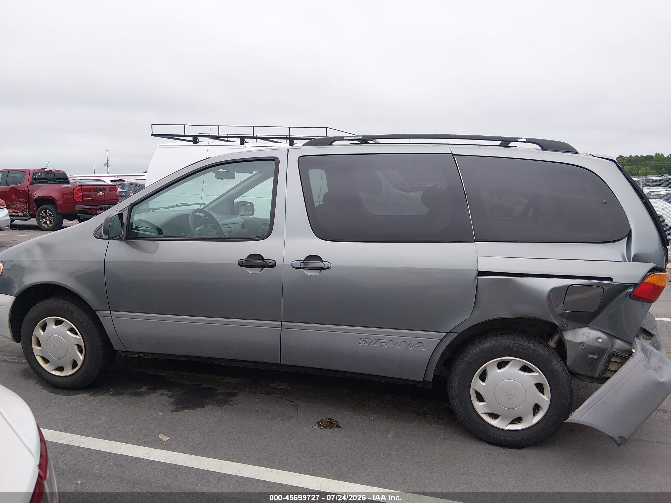 2000 Toyota Sienna Le Green vin: 4T3ZF13C9YU177560