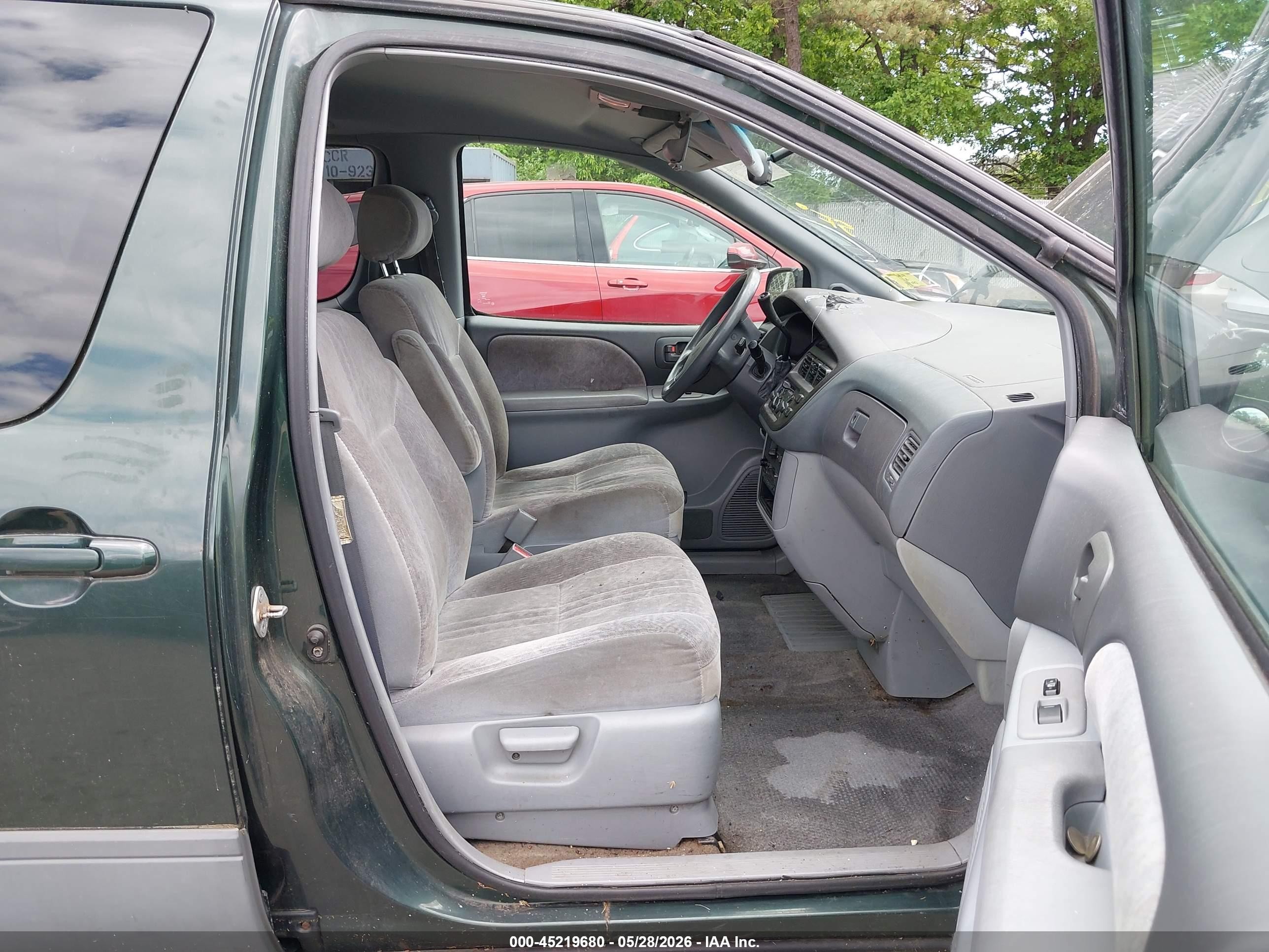 1999 Toyota Sienna Le Green vin: 4T3ZF13CXXU131542