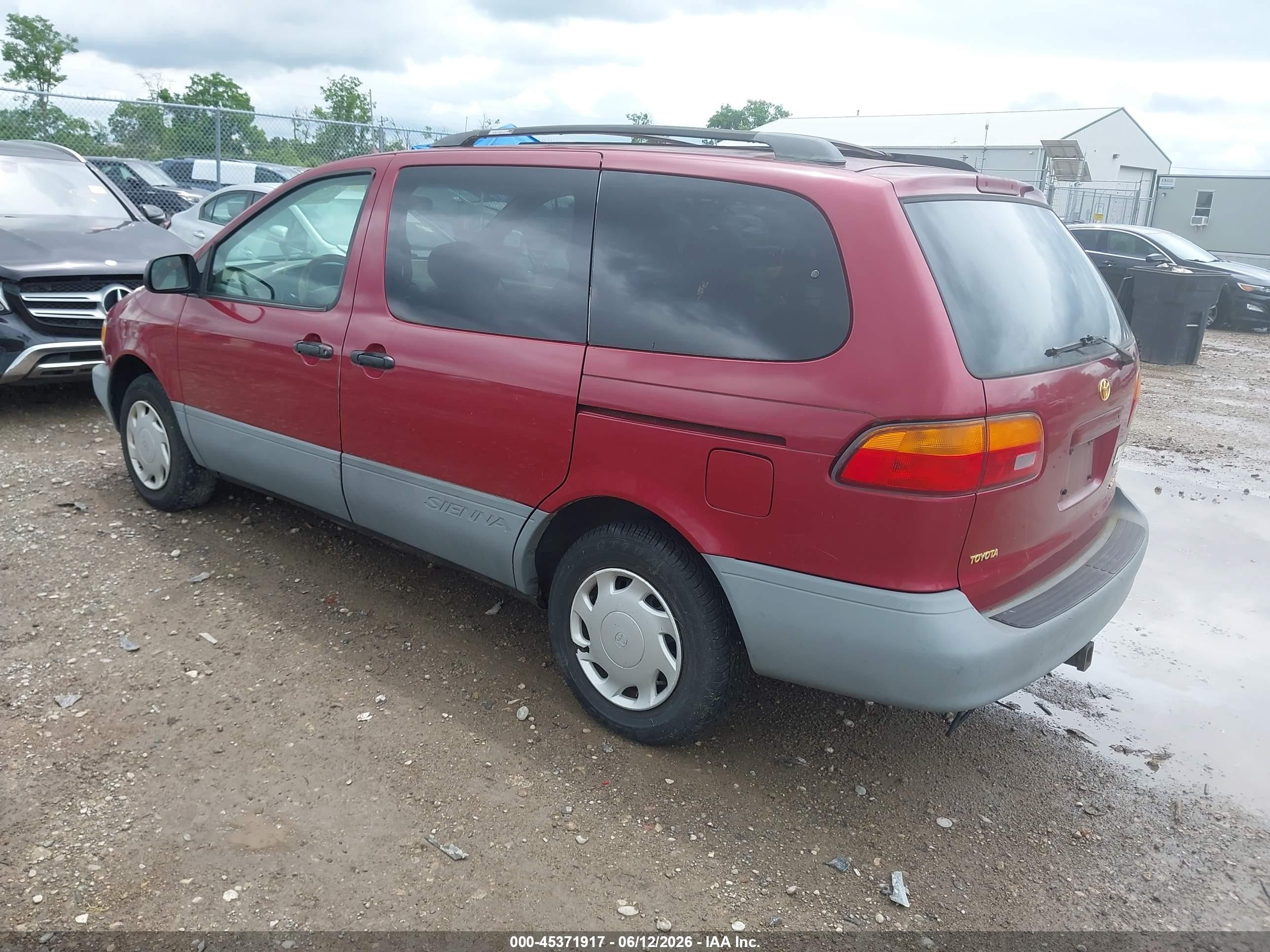 2000 Toyota Sienna Le Red vin: 4T3ZF13CXYU191547