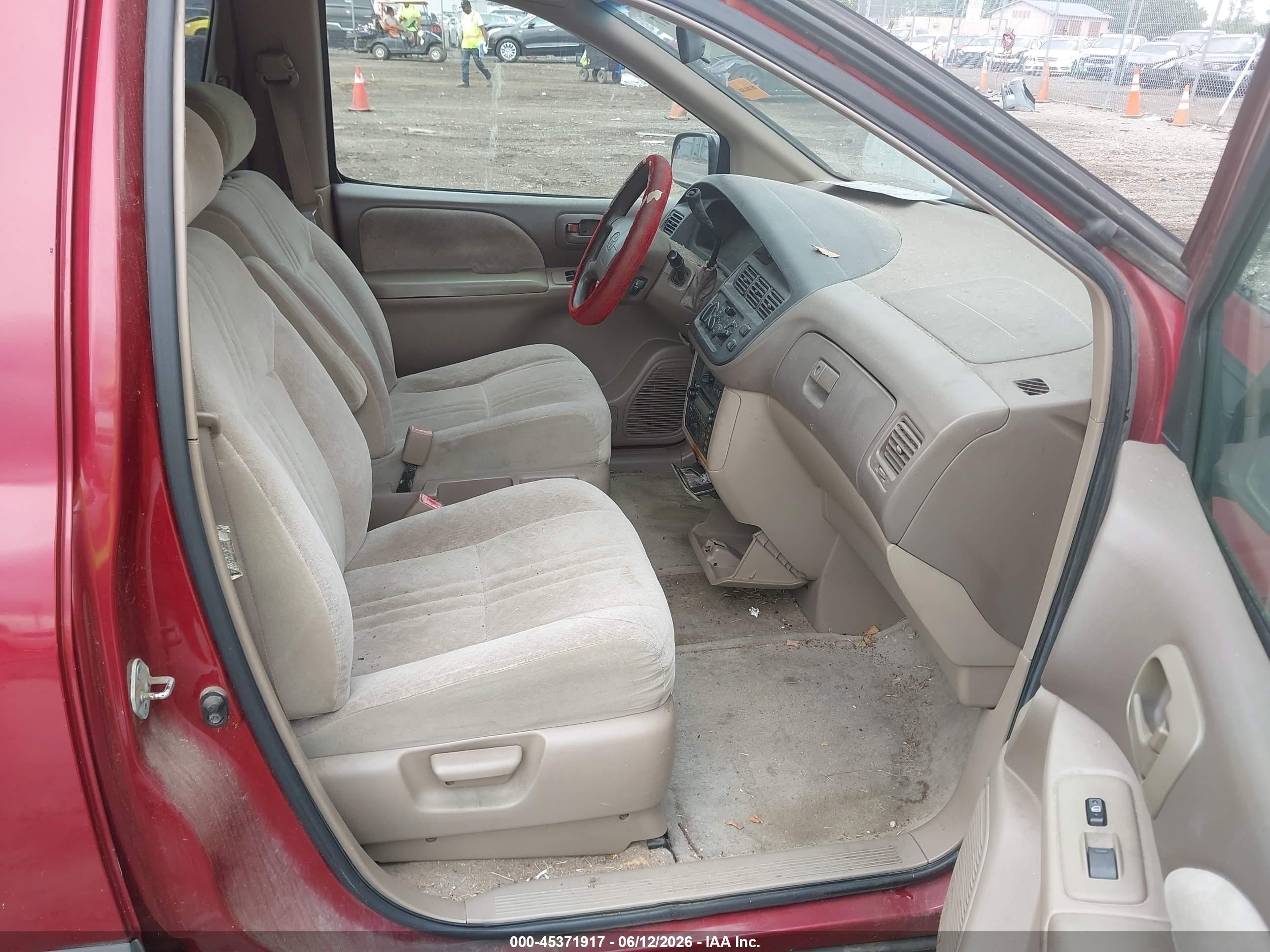 2000 Toyota Sienna Le Red vin: 4T3ZF13CXYU191547