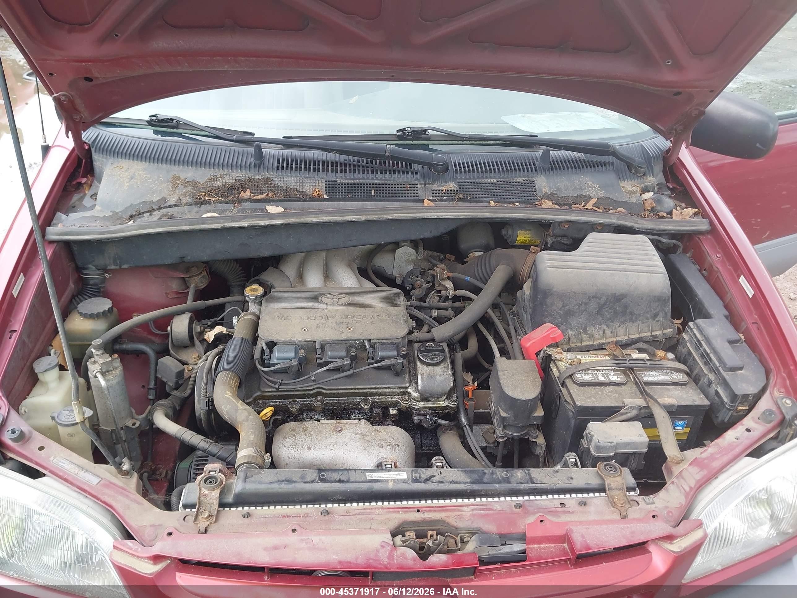 2000 Toyota Sienna Le Red vin: 4T3ZF13CXYU191547