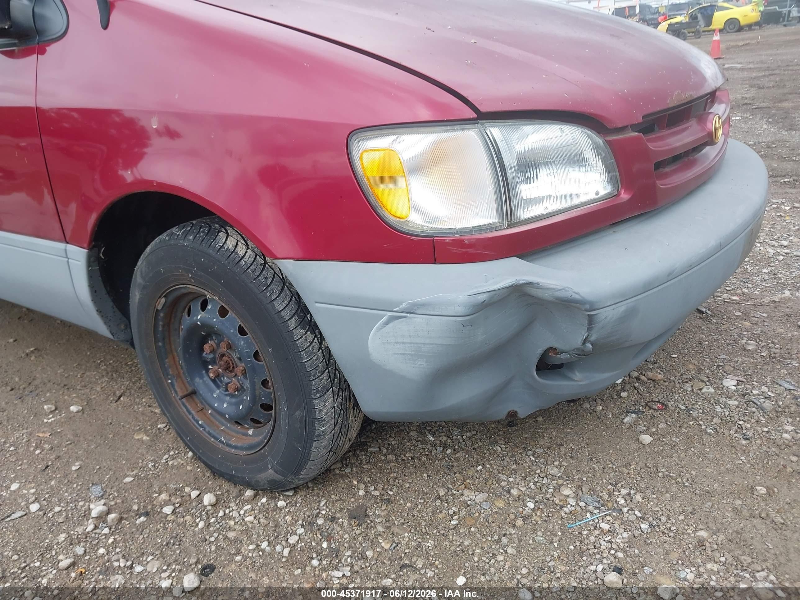 2000 Toyota Sienna Le Red vin: 4T3ZF13CXYU191547
