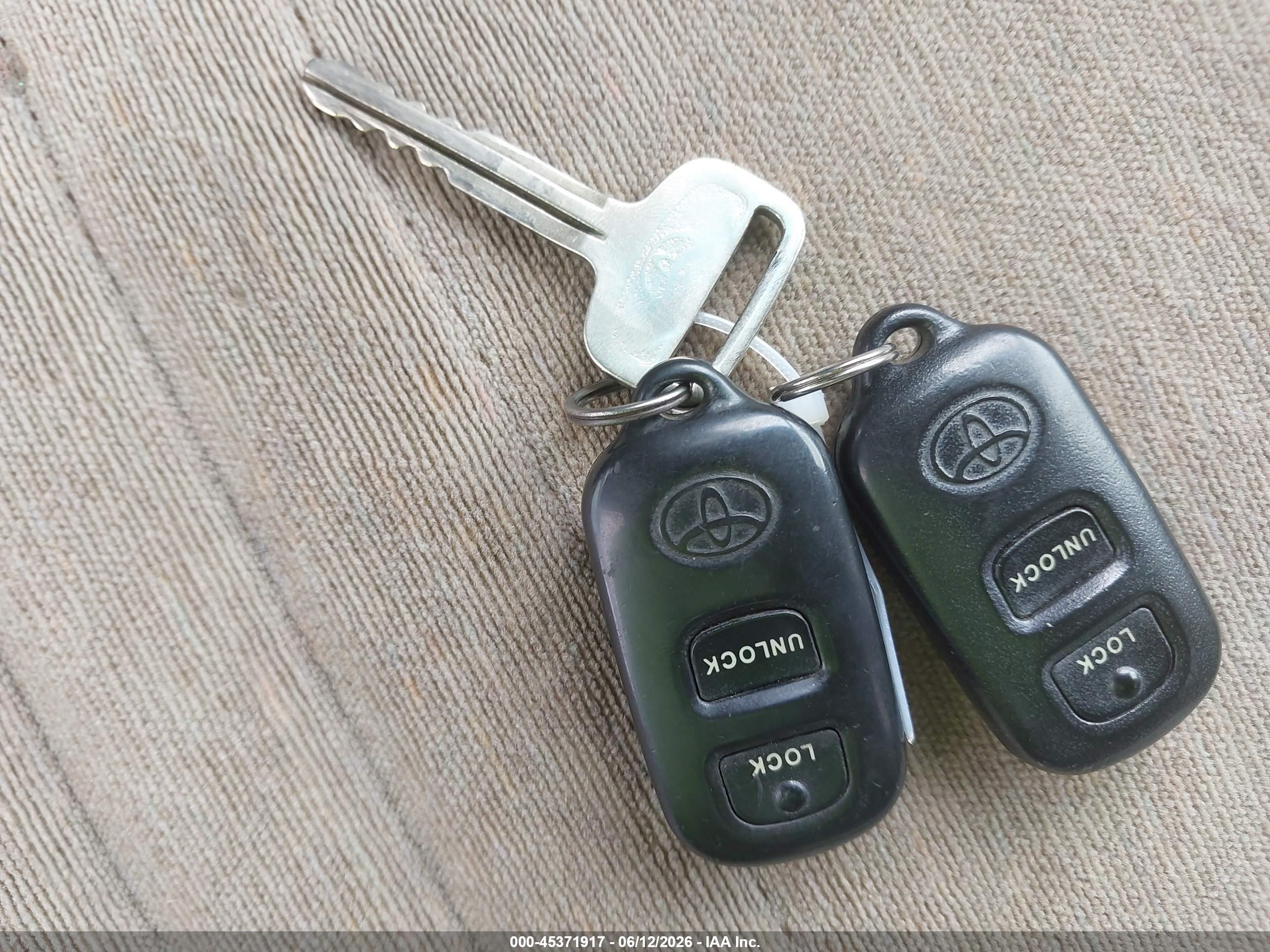 2000 Toyota Sienna Le Red vin: 4T3ZF13CXYU191547