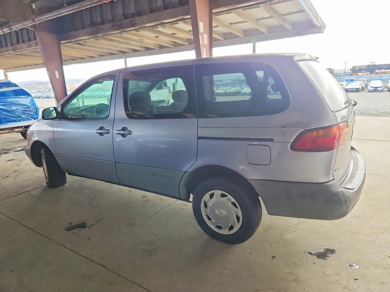 1999 Toyota Sienna Ce Серебряный vin: 4T3ZF19C5XU094410