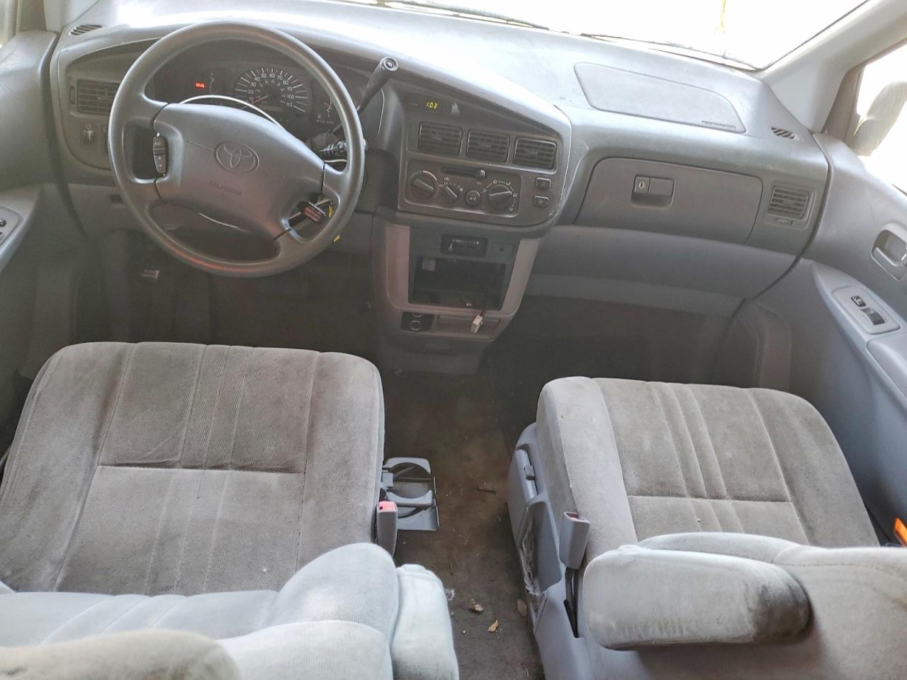 1999 Toyota Sienna Ce Серебряный vin: 4T3ZF19C5XU094410