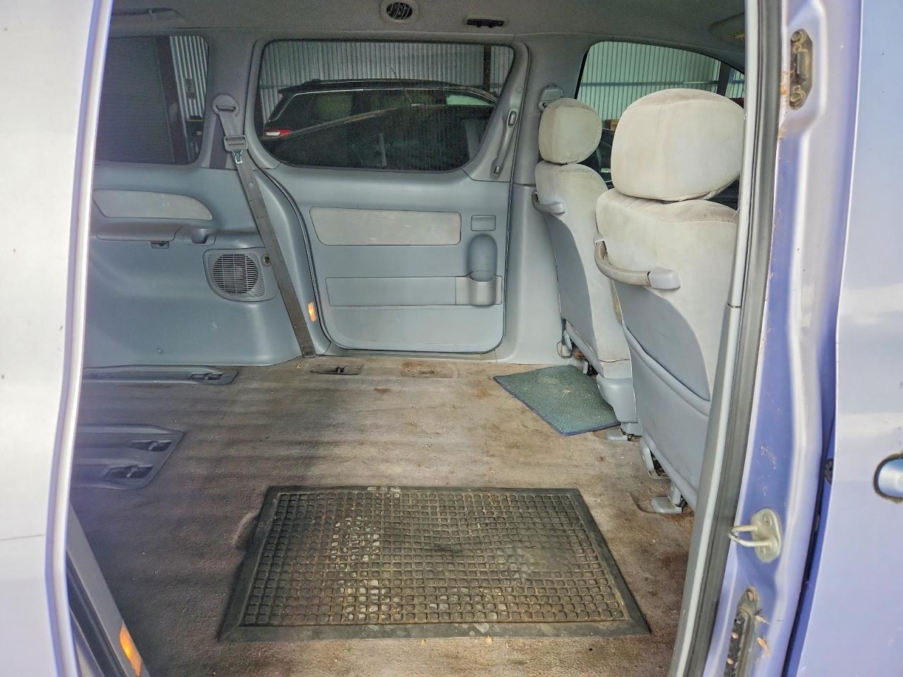 1999 Toyota Sienna Ce Серебряный vin: 4T3ZF19C5XU094410