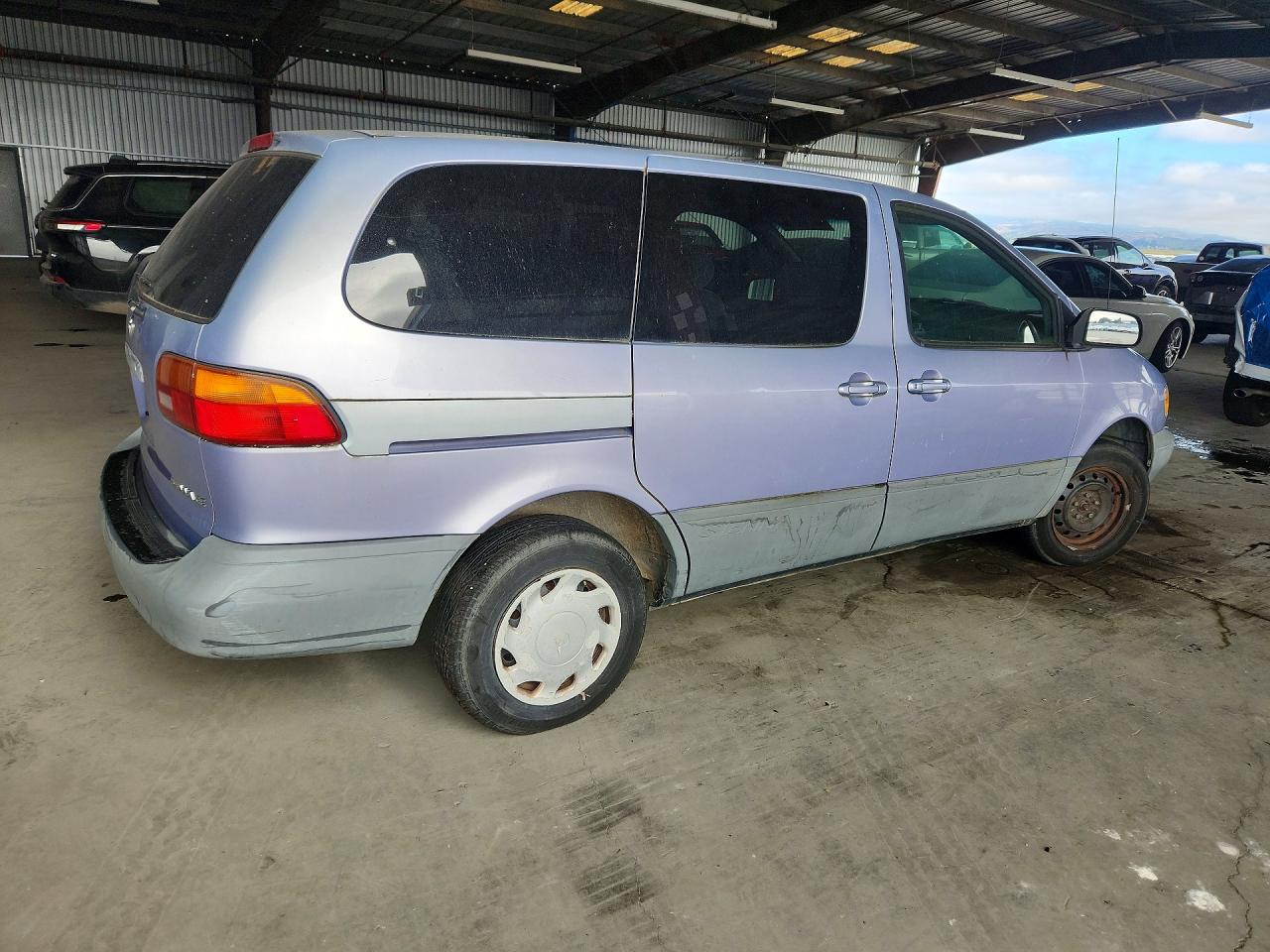 1999 Toyota Sienna Ce Серебряный vin: 4T3ZF19C5XU094410