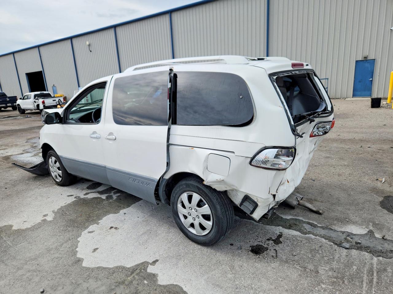 2002 Toyota Sienna Ce White vin: 4T3ZF19C62U495974