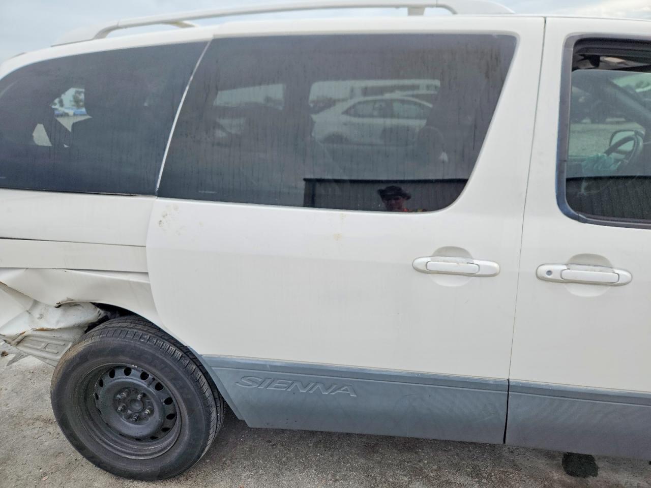 2002 Toyota Sienna Ce White vin: 4T3ZF19C62U495974