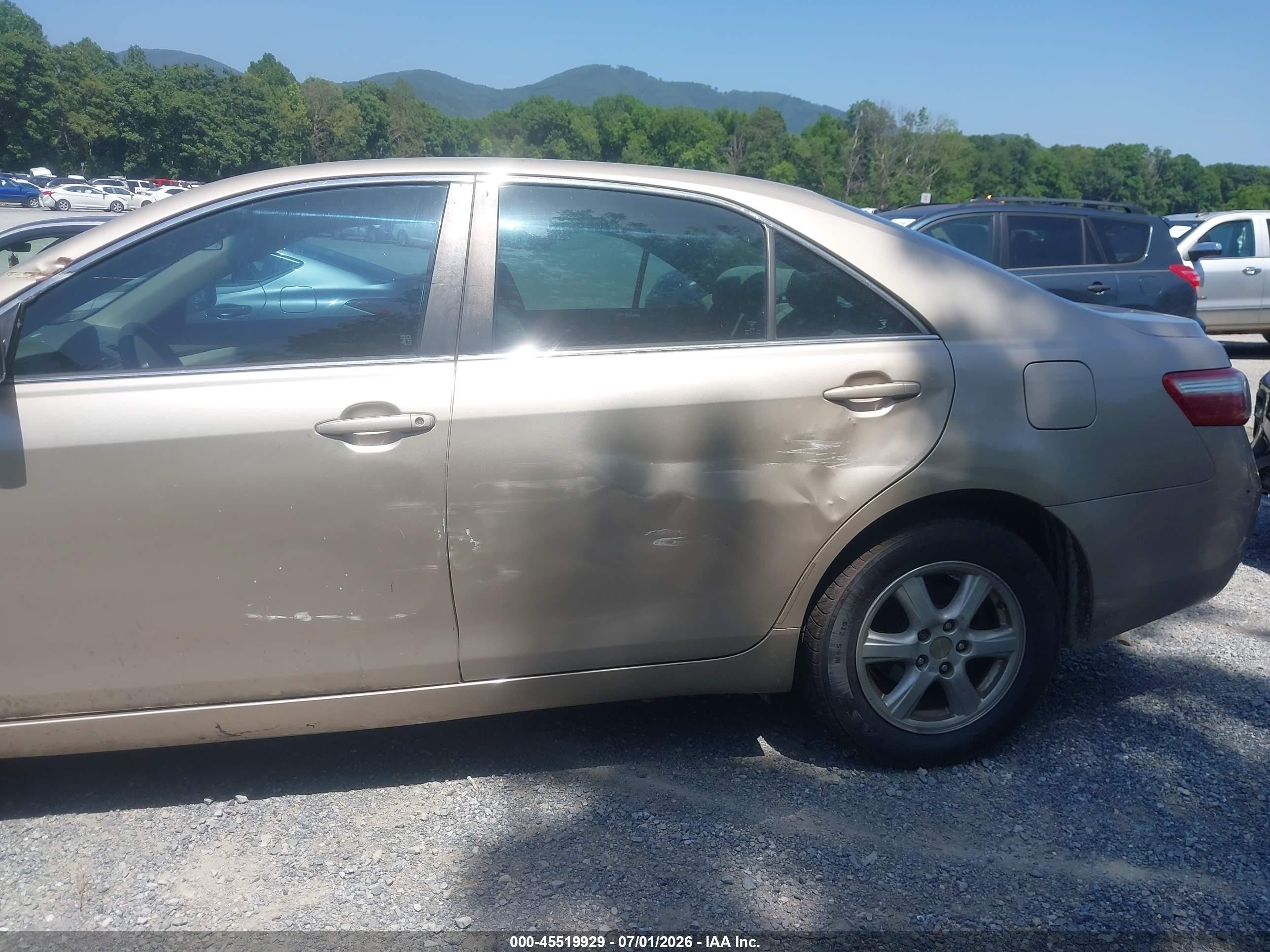 2007 Toyota Camry Le Gold vin: 4T4BE46K07R007643
