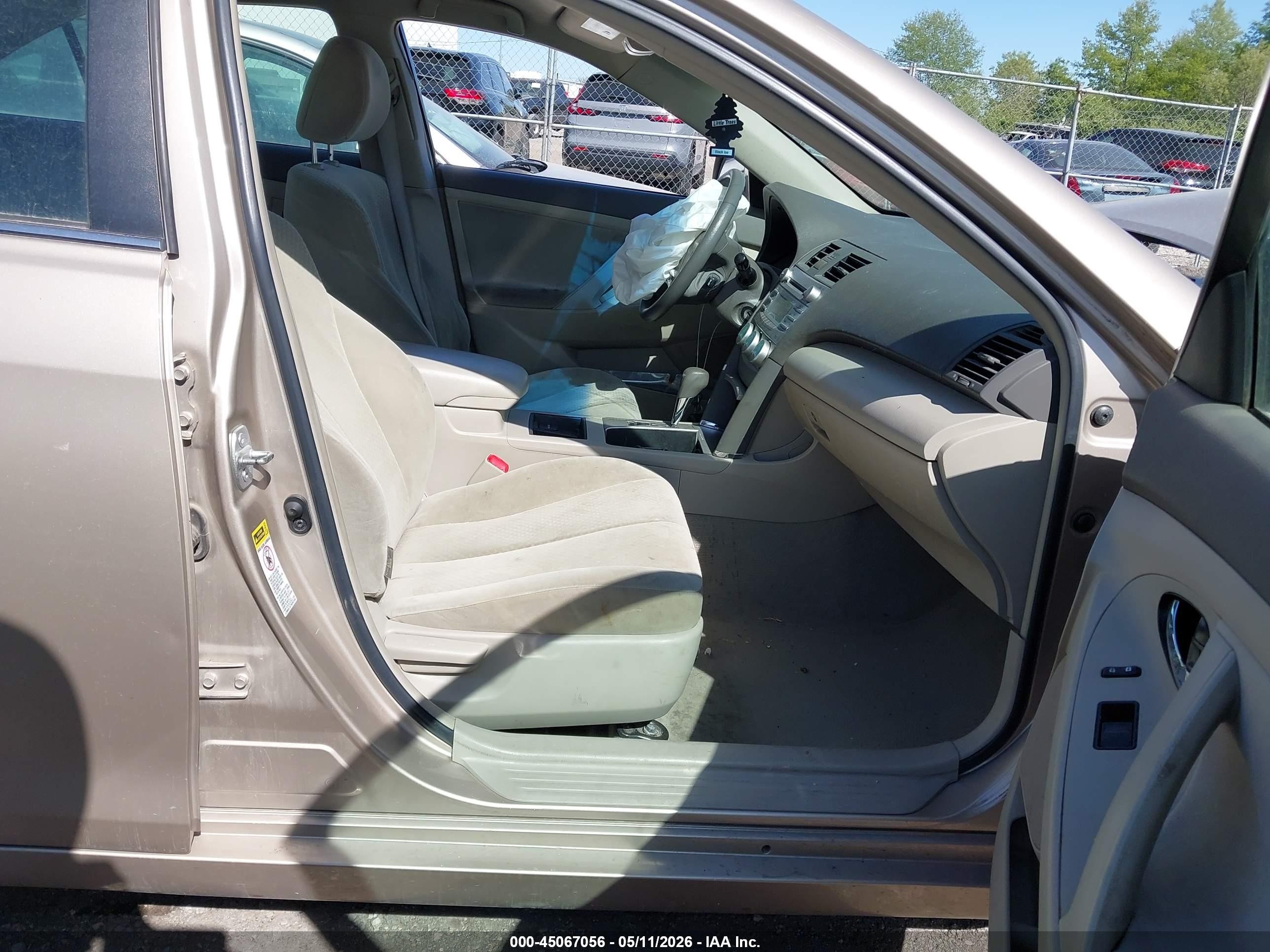 2008 Toyota Camry Le Gold vin: 4T4BE46K08R040899