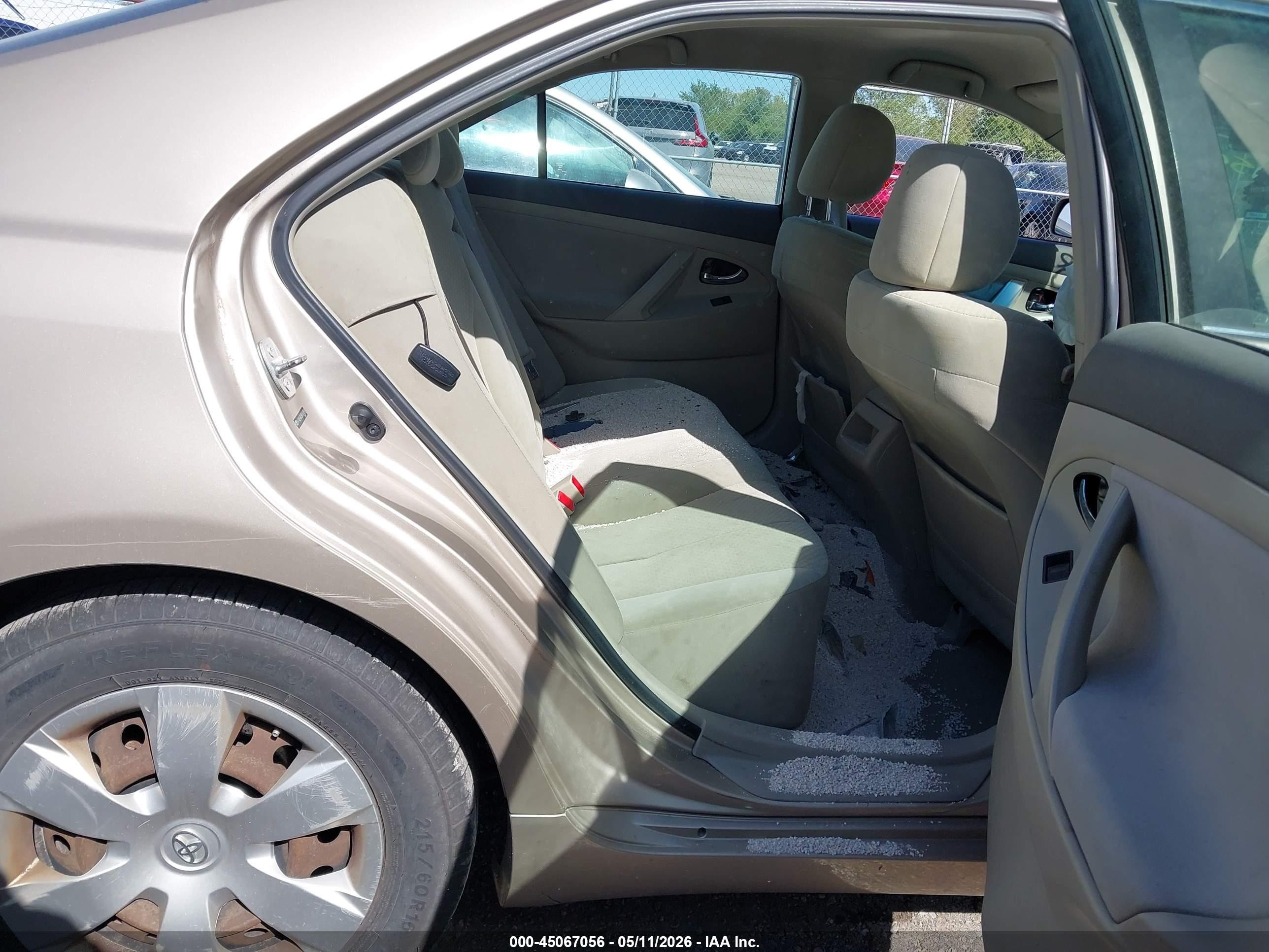 2008 Toyota Camry Le Gold vin: 4T4BE46K08R040899
