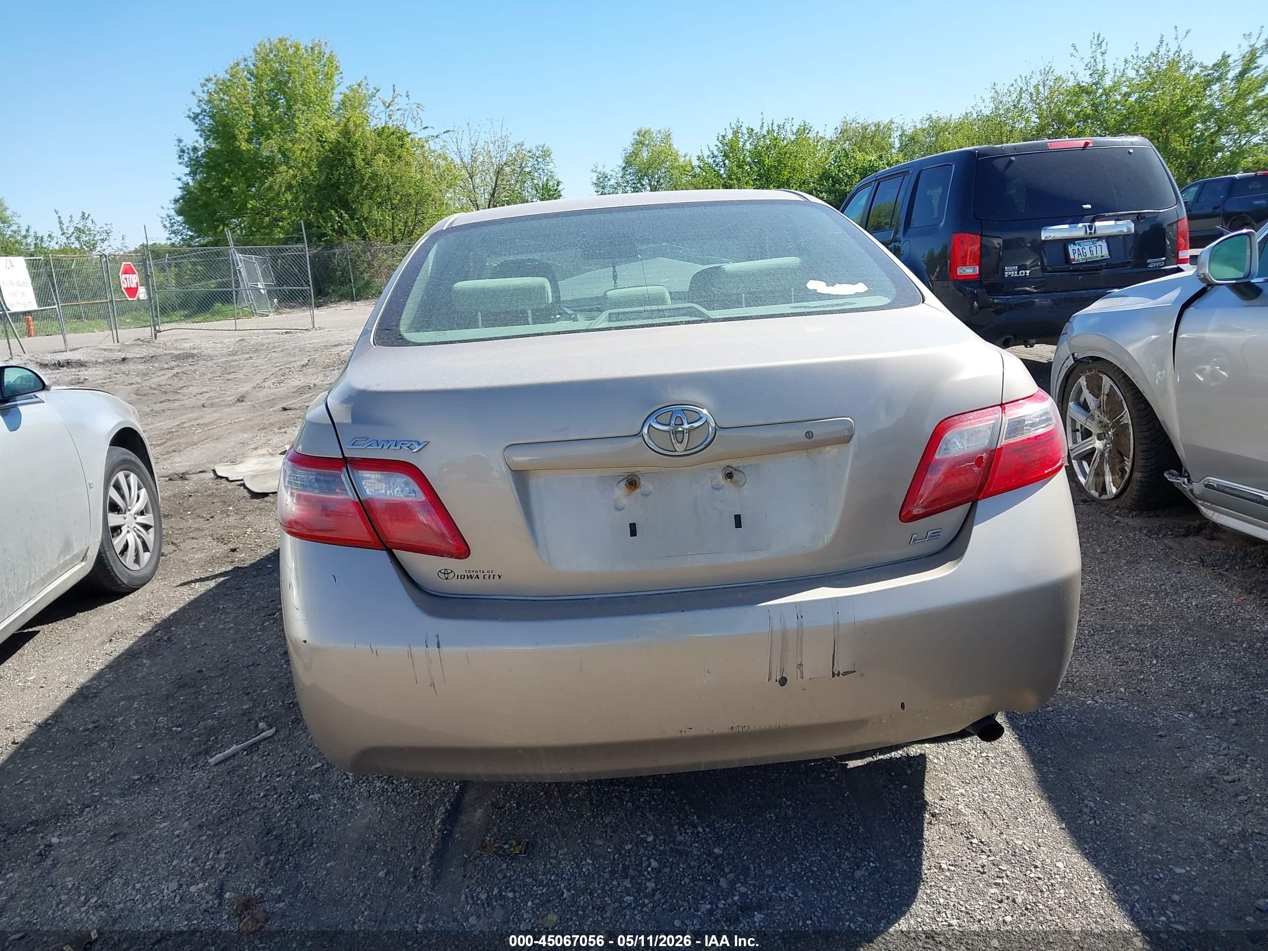 2008 Toyota Camry Le Gold vin: 4T4BE46K08R040899