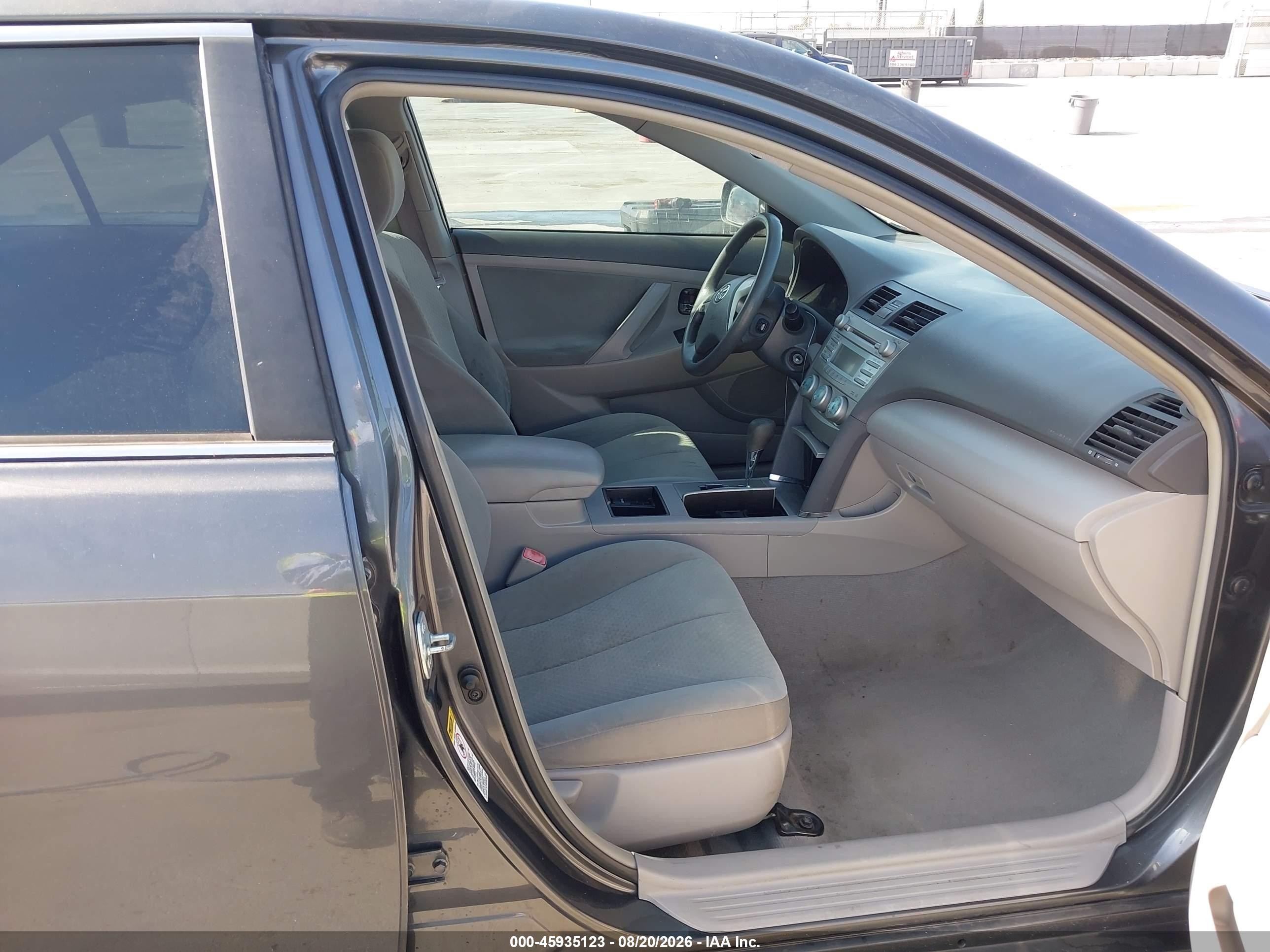2009 Toyota Camry Le Gray vin: 4T4BE46K09R052388