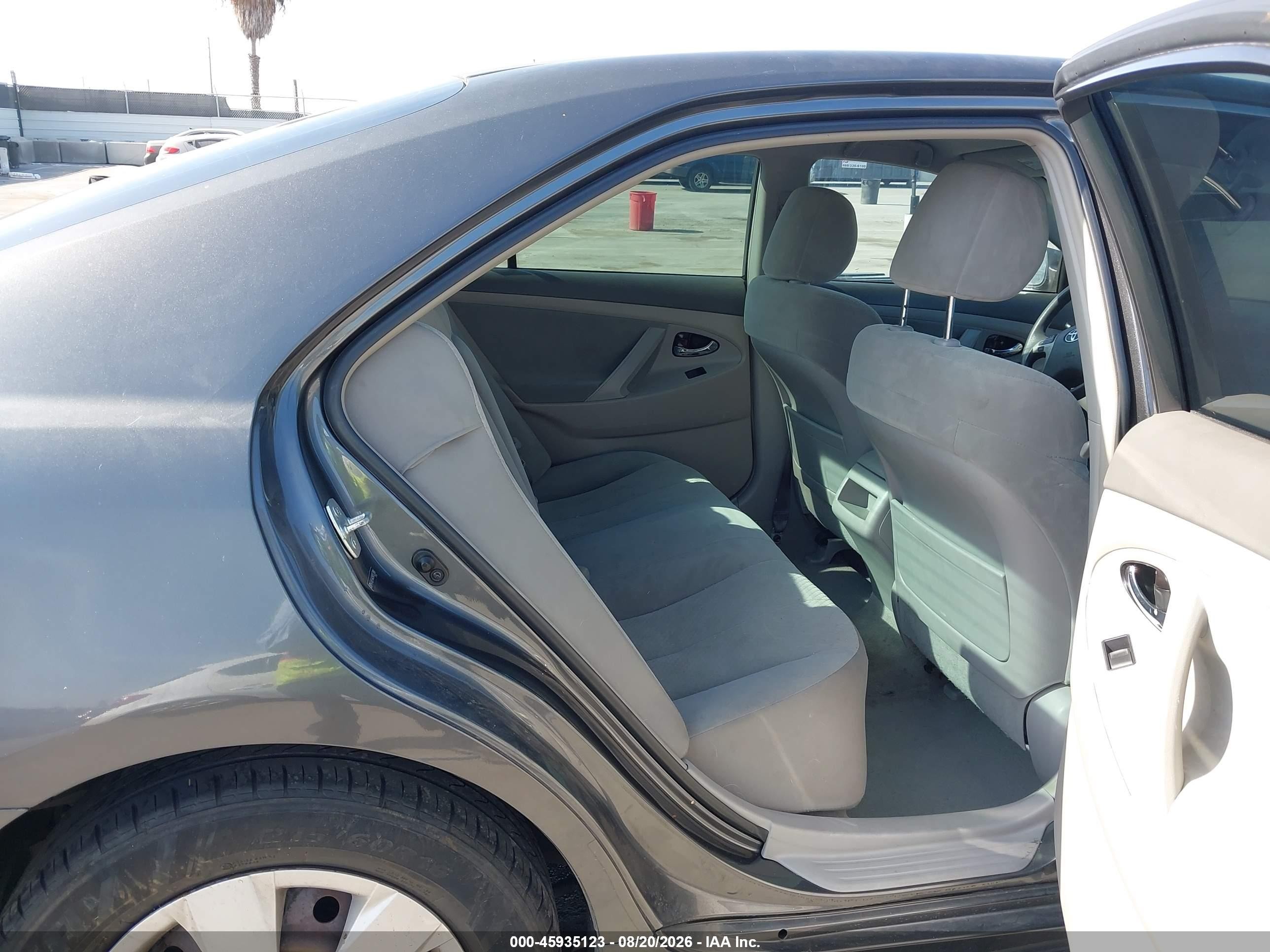 2009 Toyota Camry Le Gray vin: 4T4BE46K09R052388