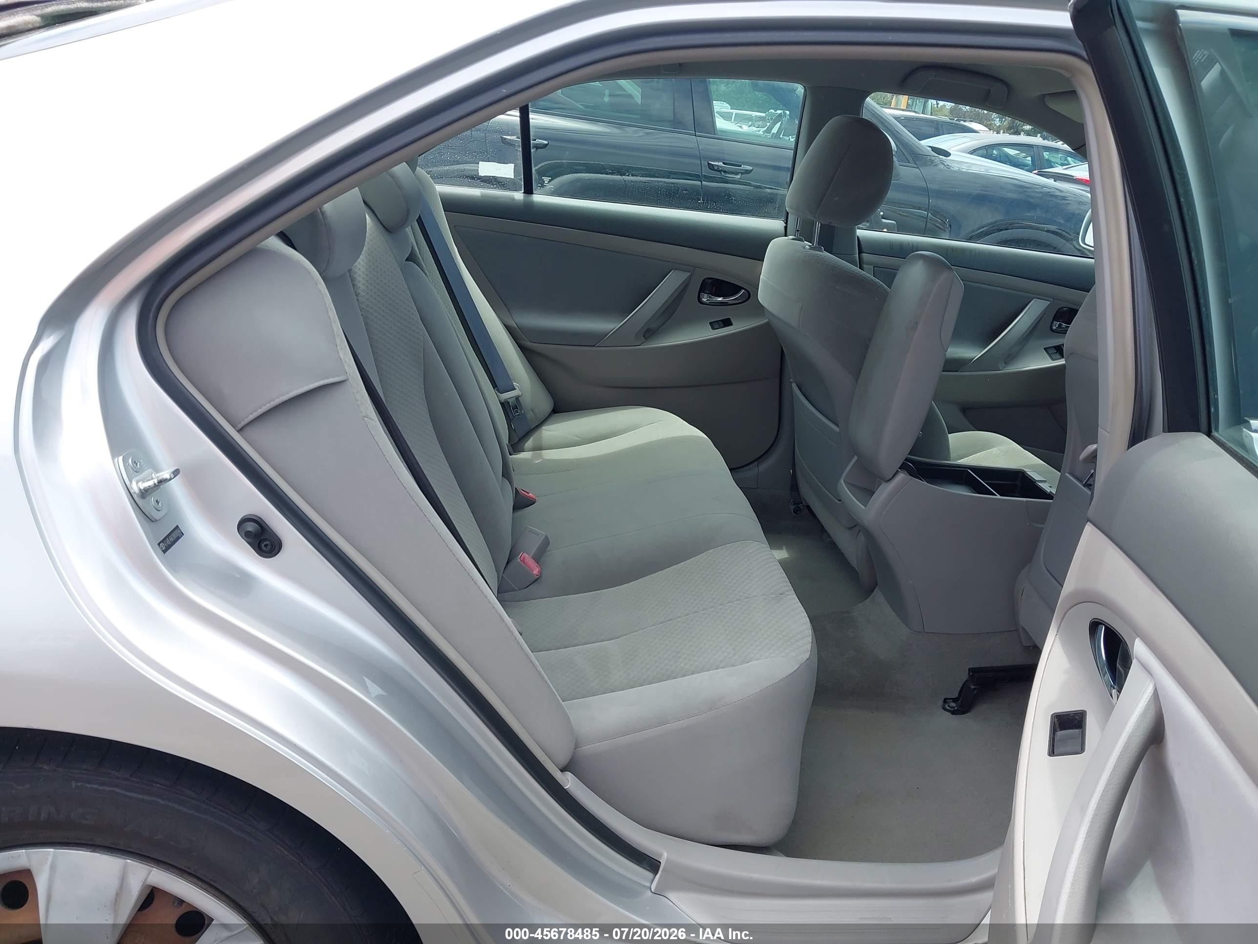2009 Toyota Camry Le Silver vin: 4T4BE46K09R080840