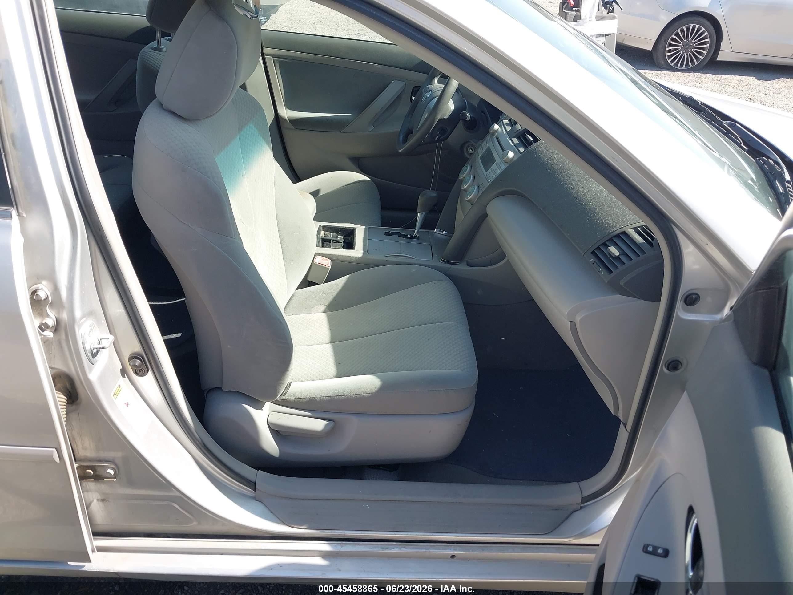 2009 Toyota Camry   Silver vin: 4T4BE46K19R077137