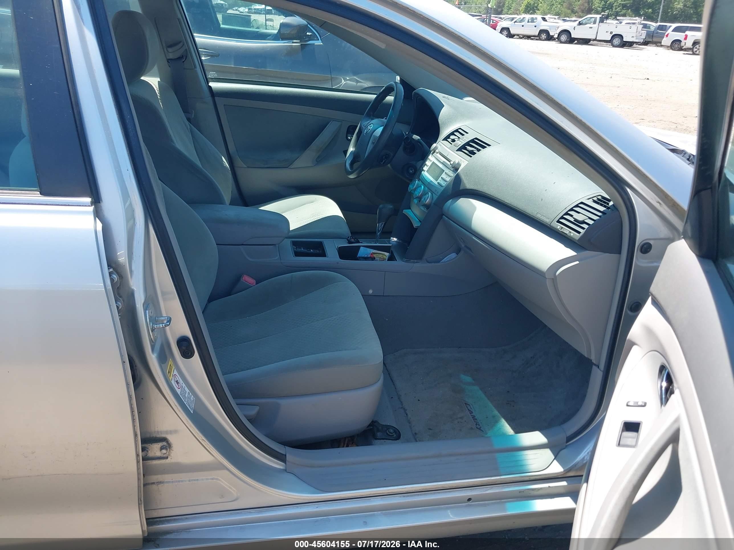 2009 Toyota Camry Le Silver vin: 4T4BE46K19R107267