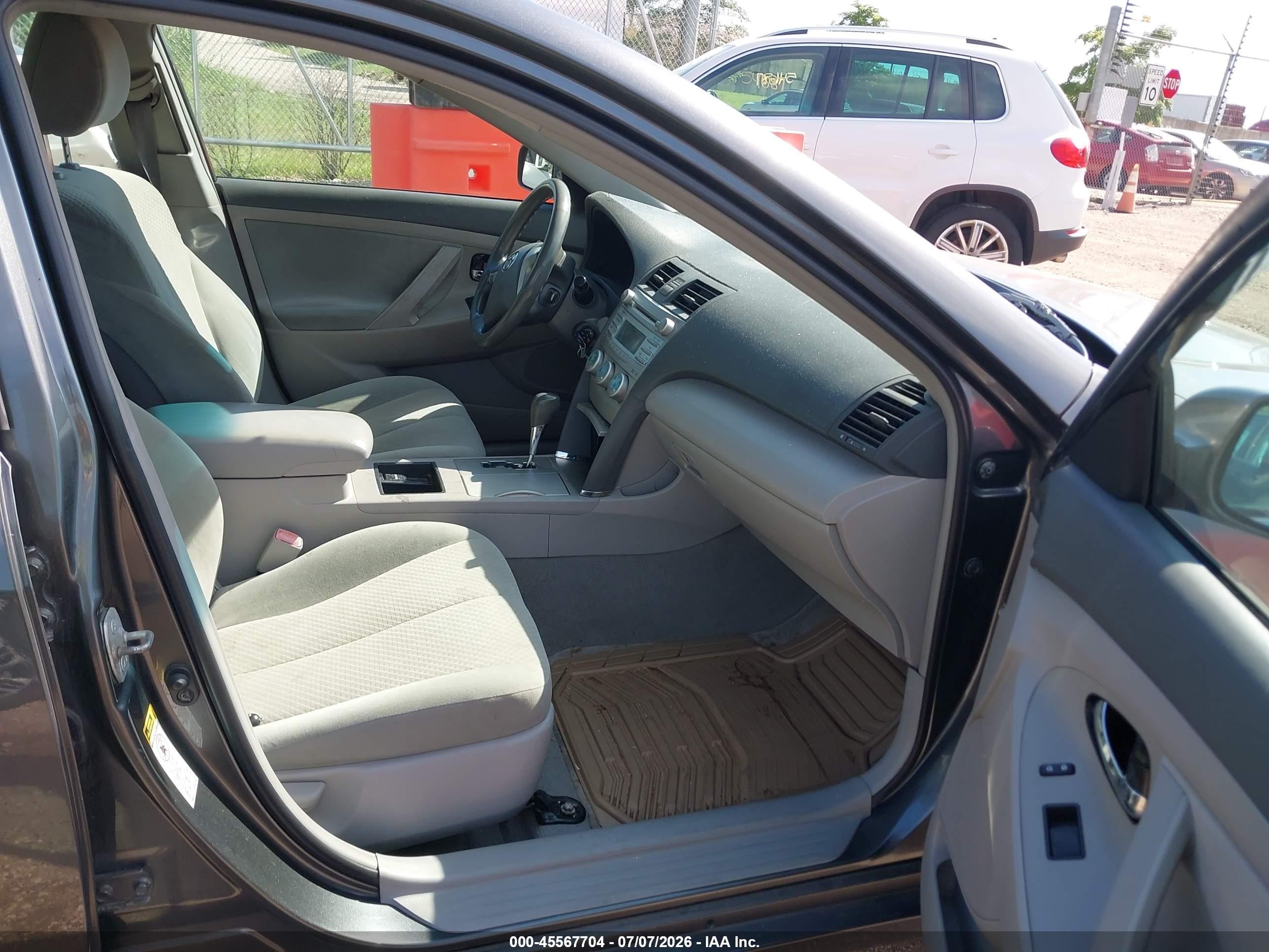 2009 Toyota Camry Le Gray vin: 4T4BE46K29R061335