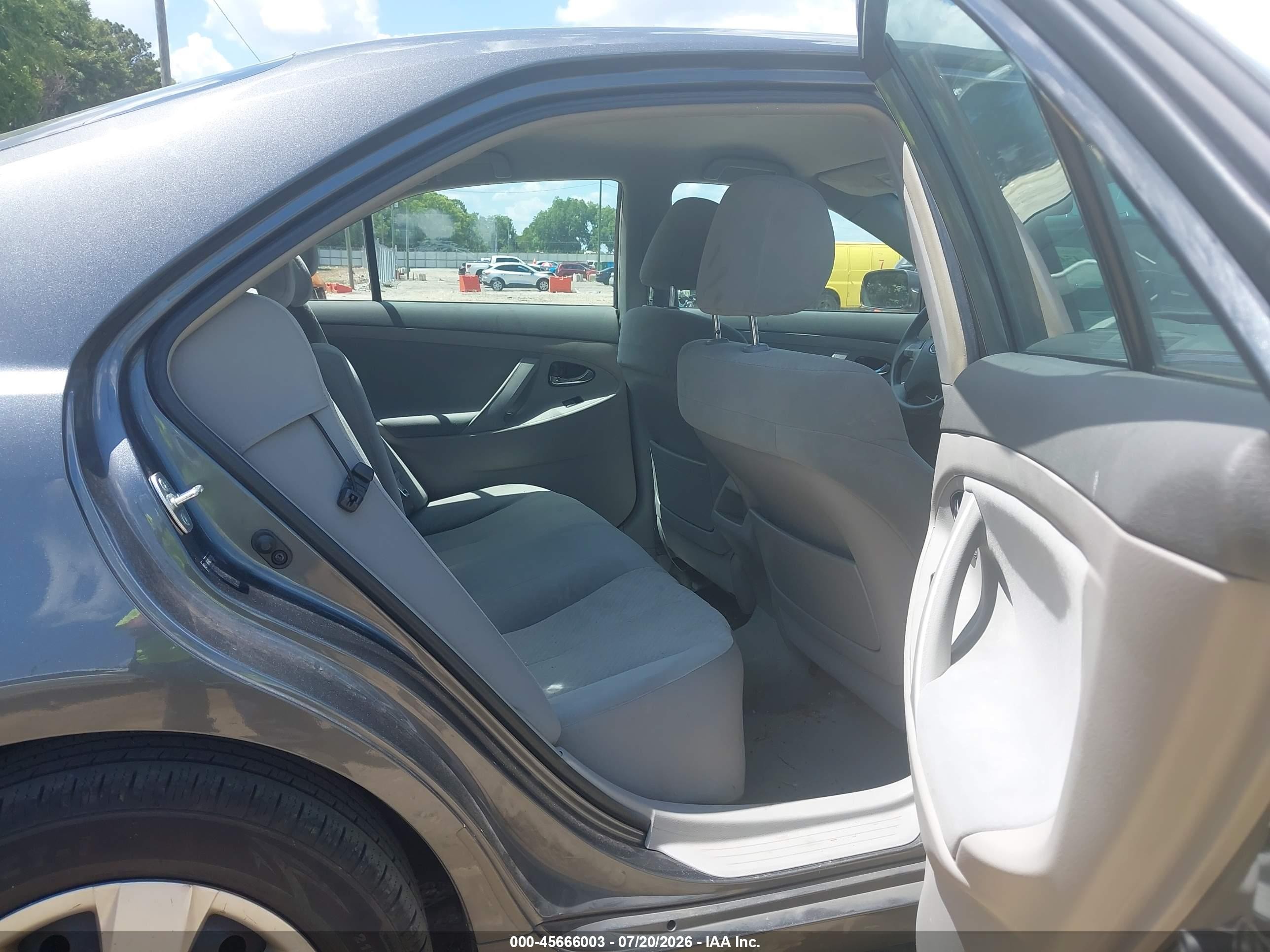 2009 Toyota Camry Le Gray vin: 4T4BE46K29R115295
