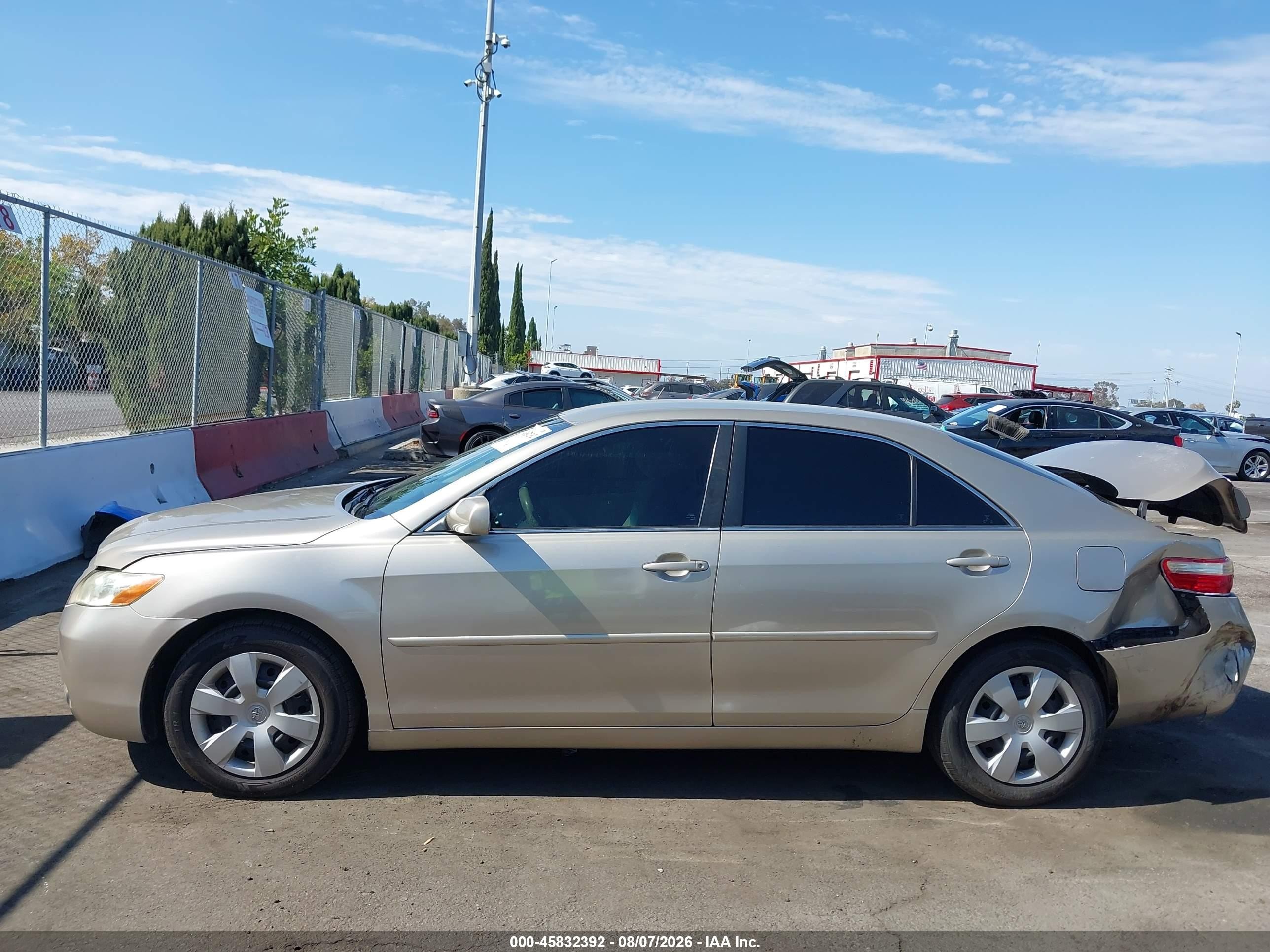 2009 Toyota Camry Le Gold vin: 4T4BE46K29R133277