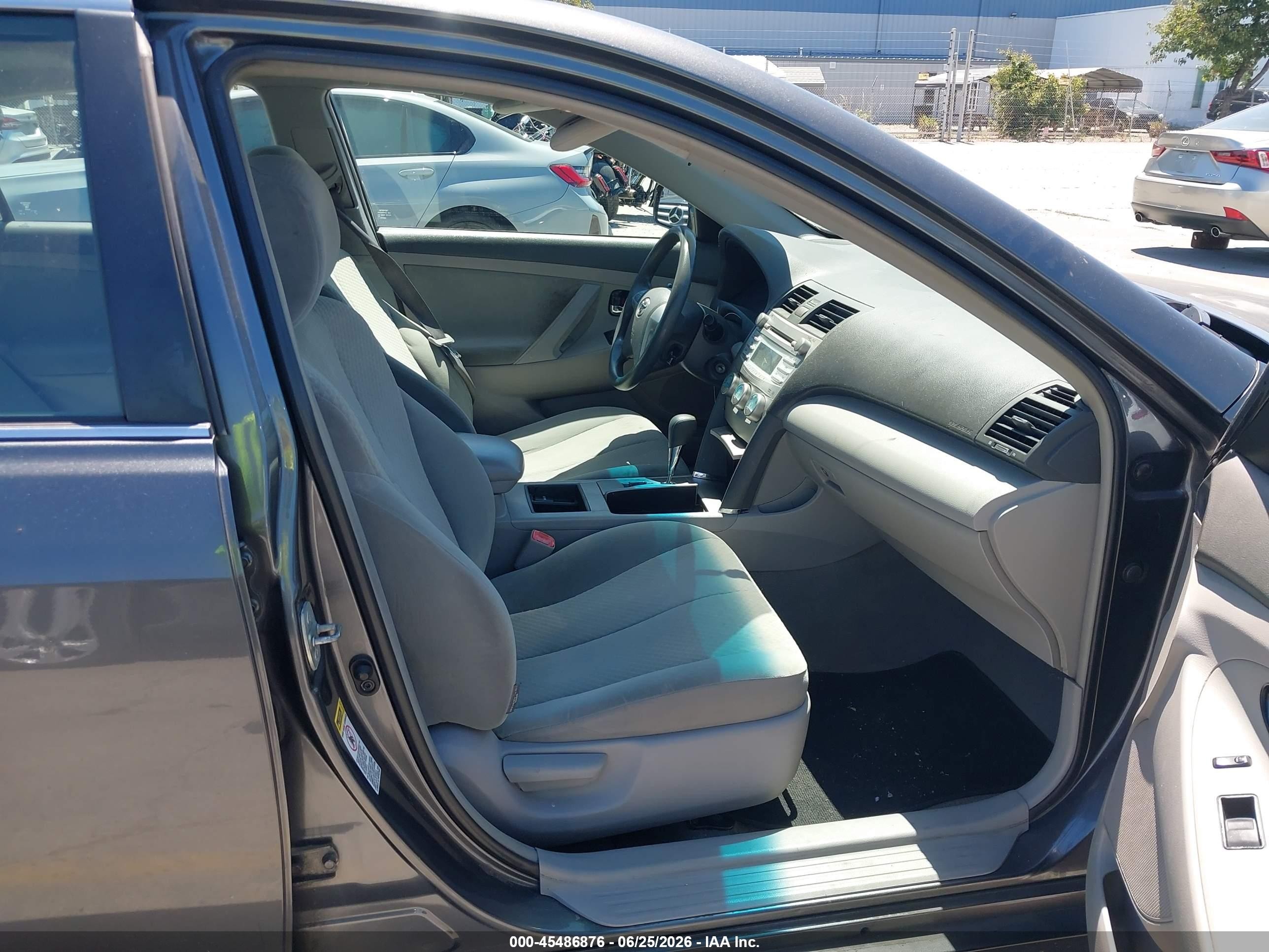 2009 Toyota Camry Le Gray vin: 4T4BE46K39R059738