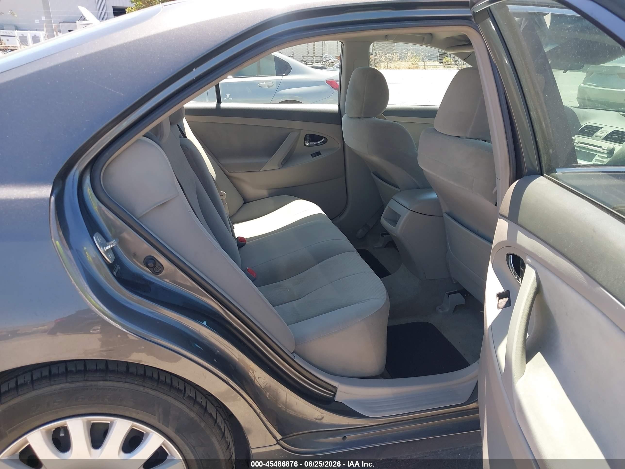 2009 Toyota Camry Le Gray vin: 4T4BE46K39R059738