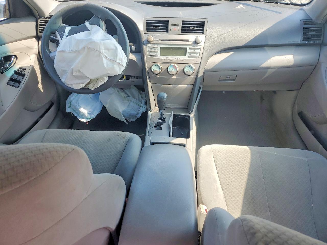 2009 Toyota Camry Le Silver vin: 4T4BE46K49R070926