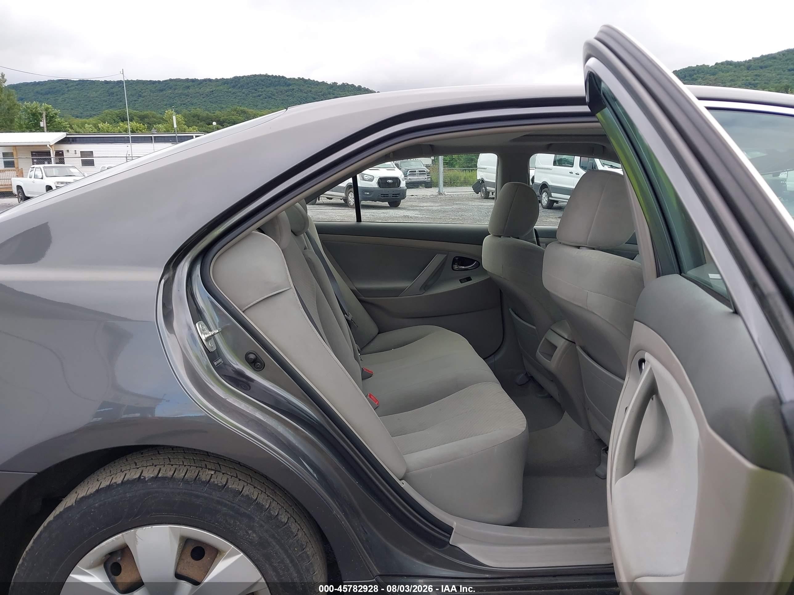 2009 Toyota Camry Le Gray vin: 4T4BE46K49R086074
