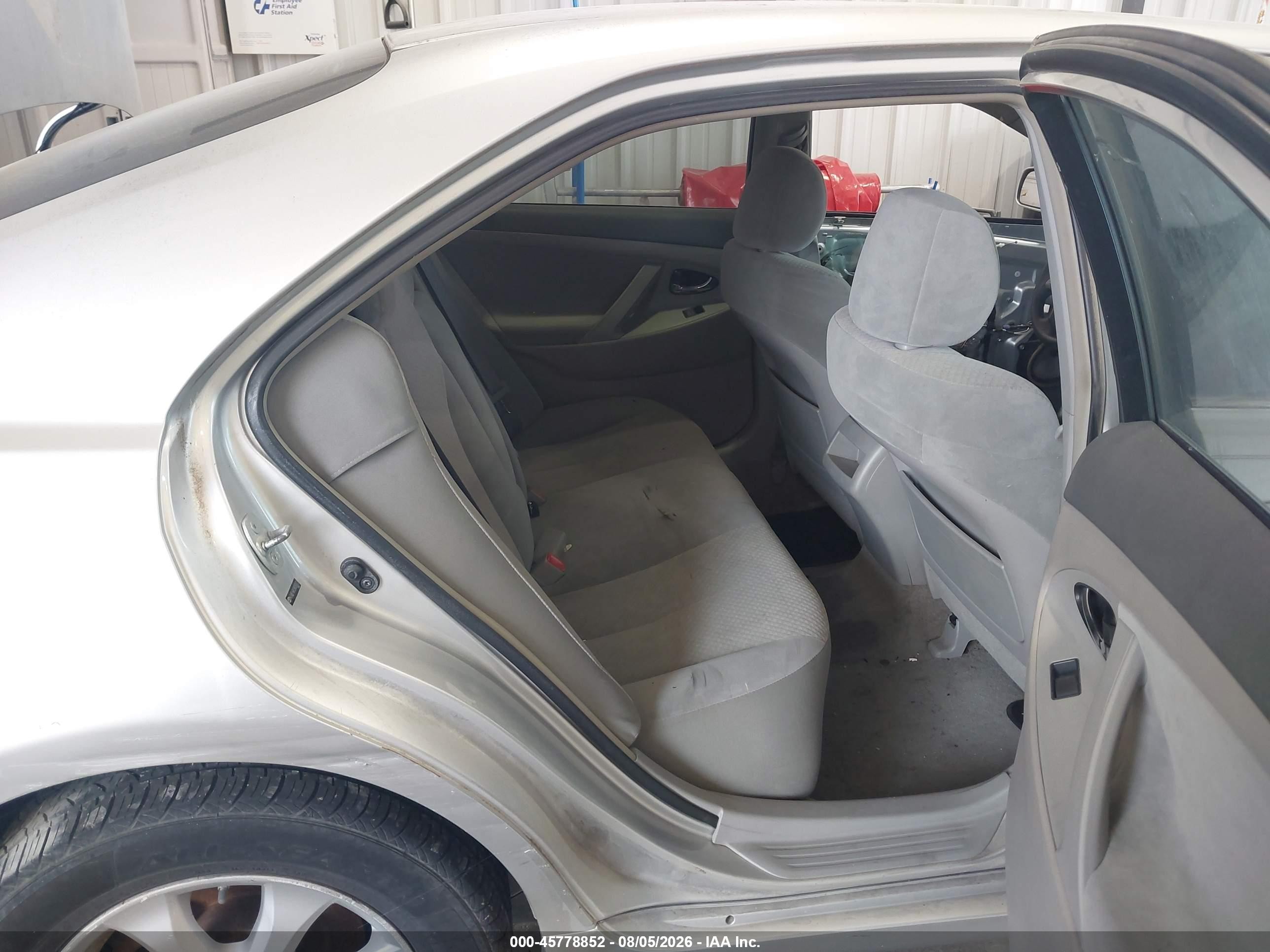 2009 Toyota Camry Le Silver vin: 4T4BE46K59R050832