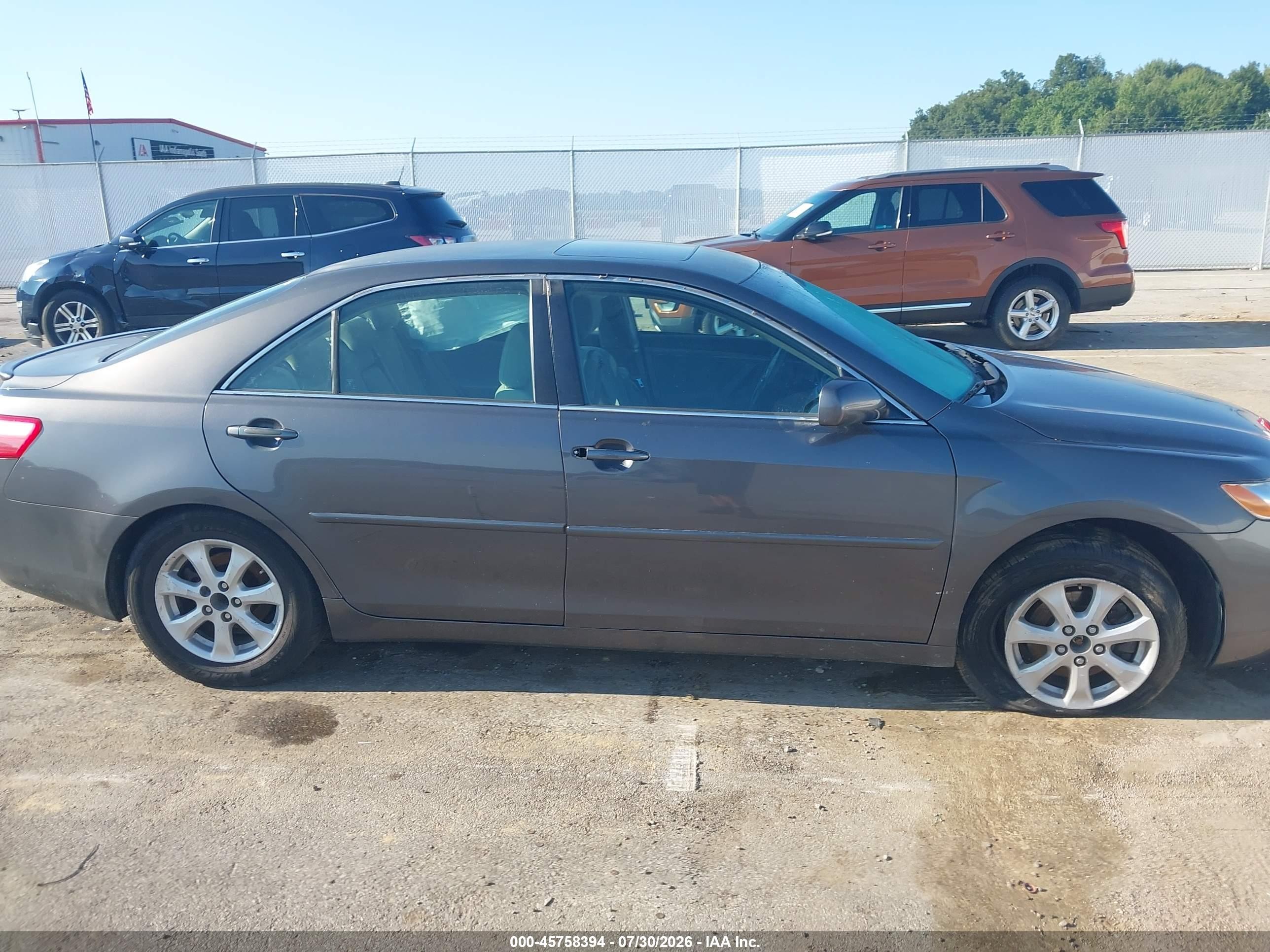 2007 Toyota Camry Le Серый vin: 4T4BE46K67R001832