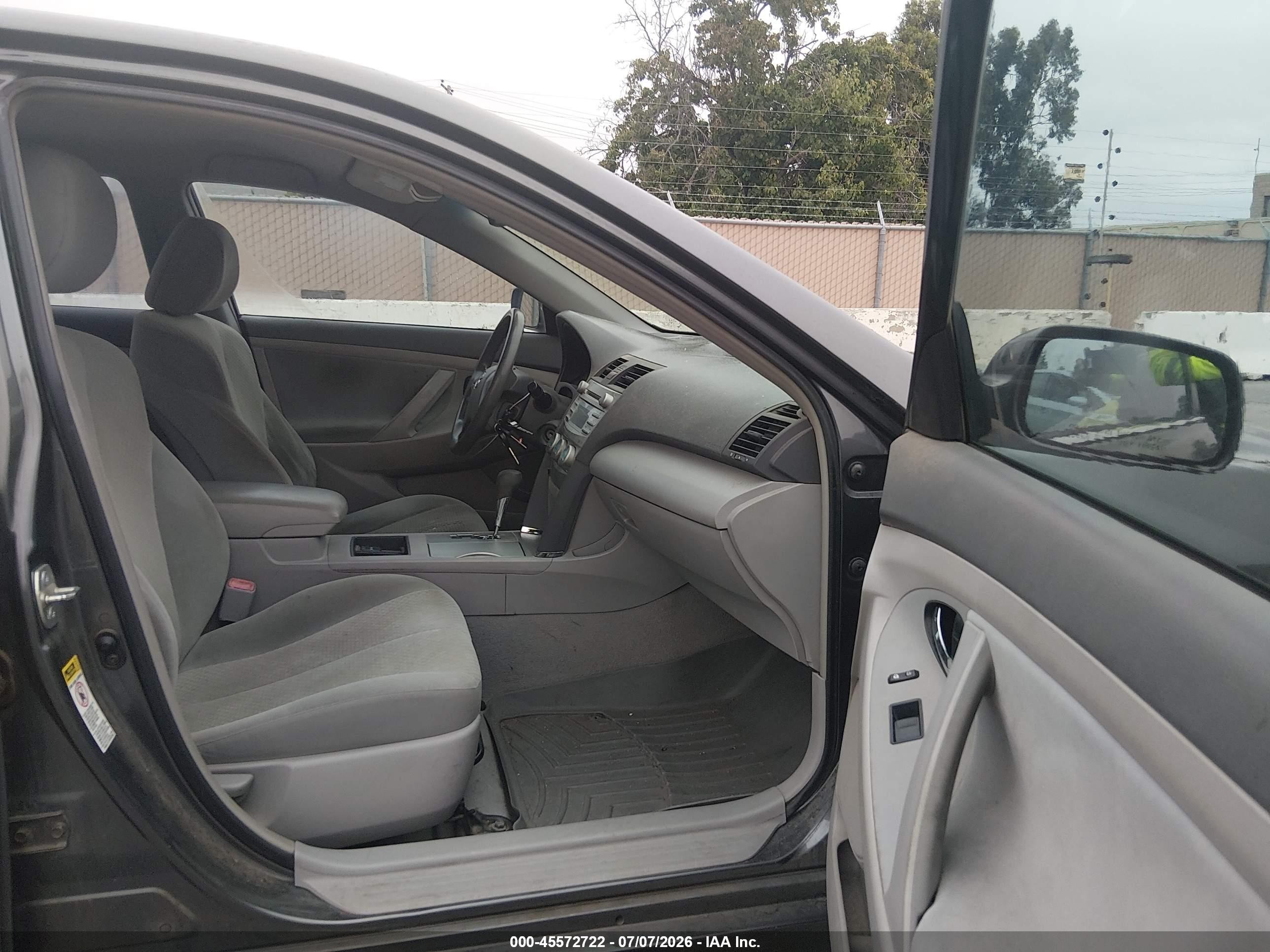 2009 Toyota Camry Le Gray vin: 4T4BE46K69R098923