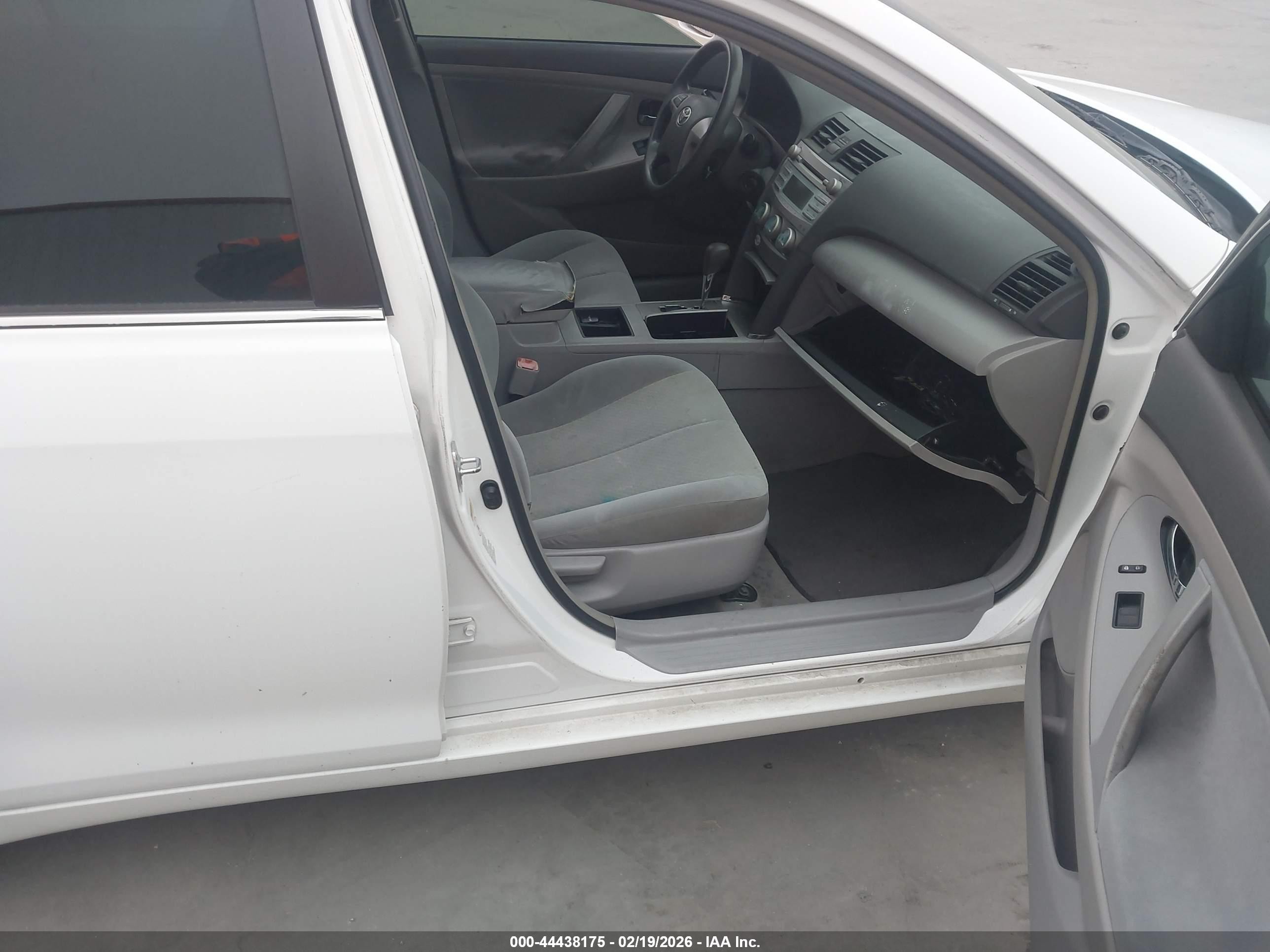 2009 Toyota Camry   White vin: 4T4BE46K69R112769