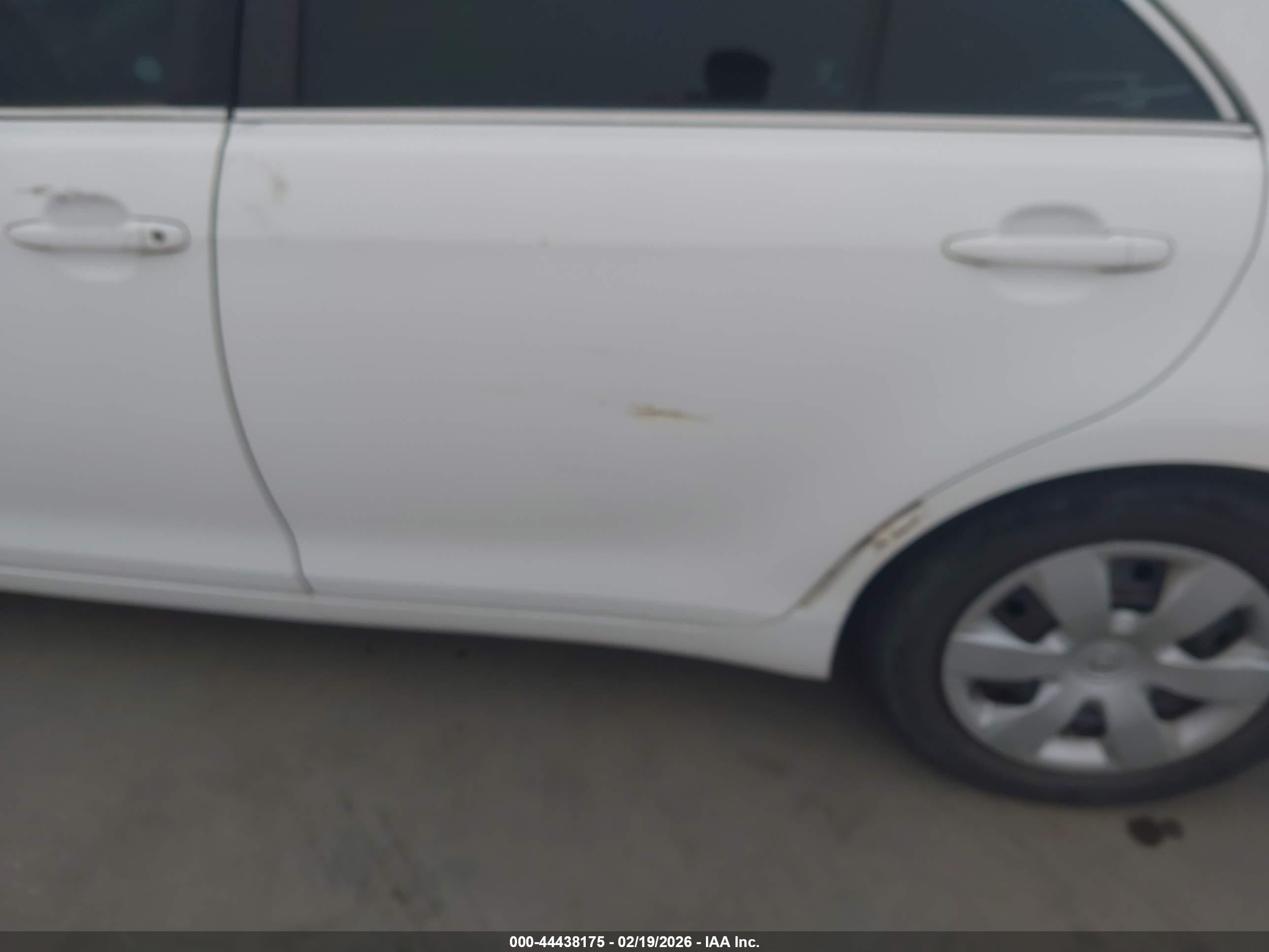 2009 Toyota Camry   White vin: 4T4BE46K69R112769