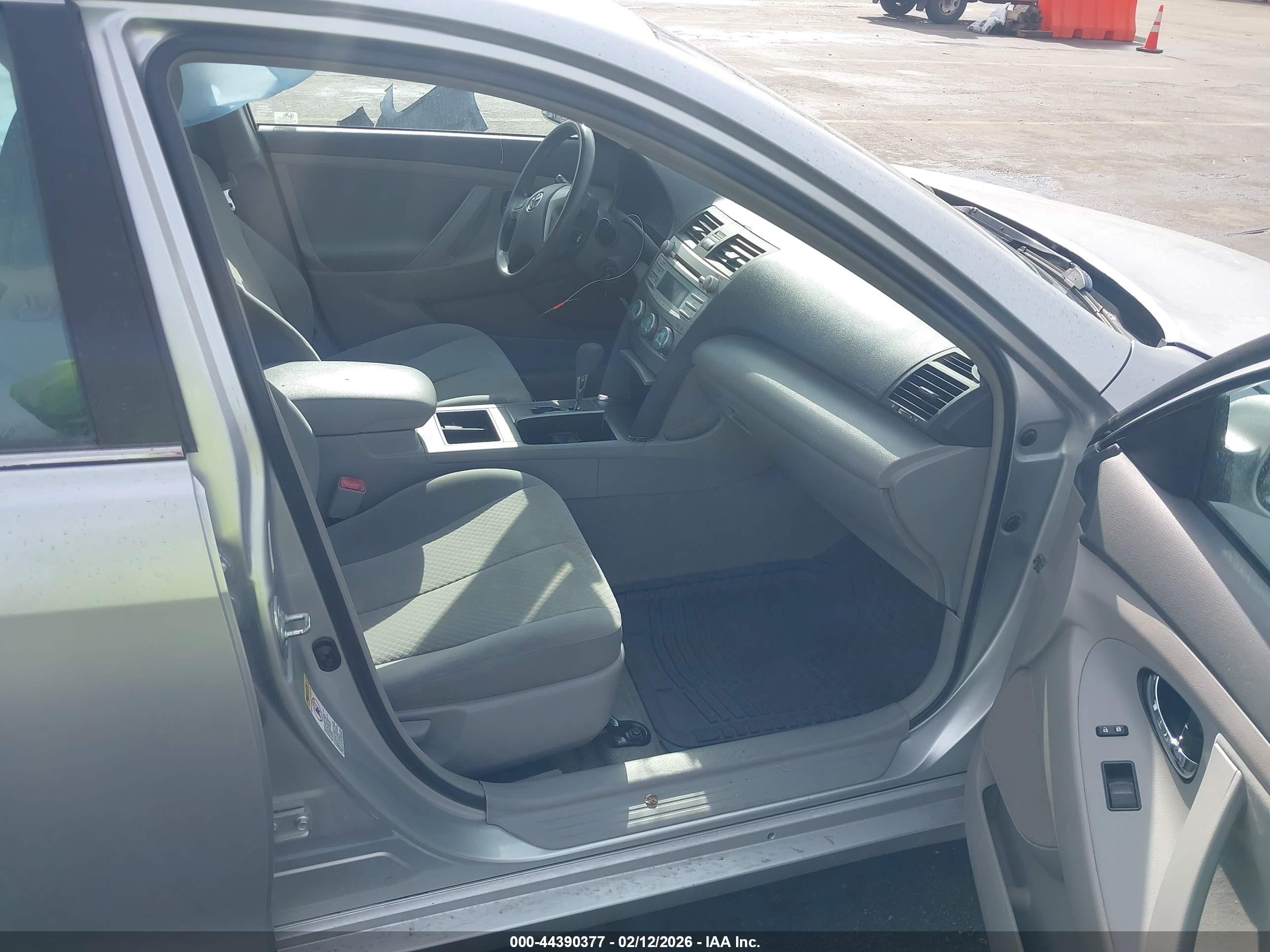 2009 Toyota Camry Le Silver vin: 4T4BE46K79R111999
