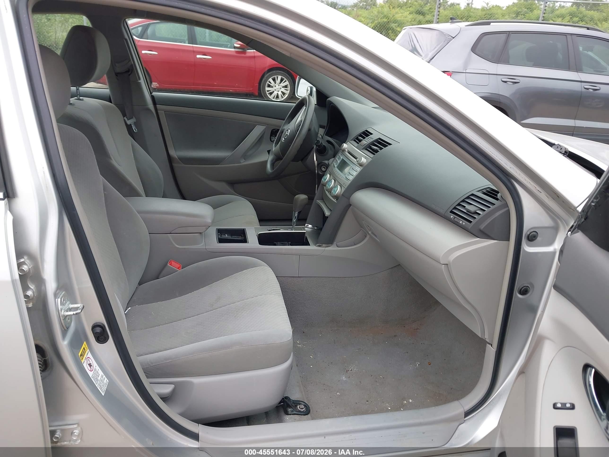 2009 Toyota Camry Le Серебряный vin: 4T4BE46K99R135463
