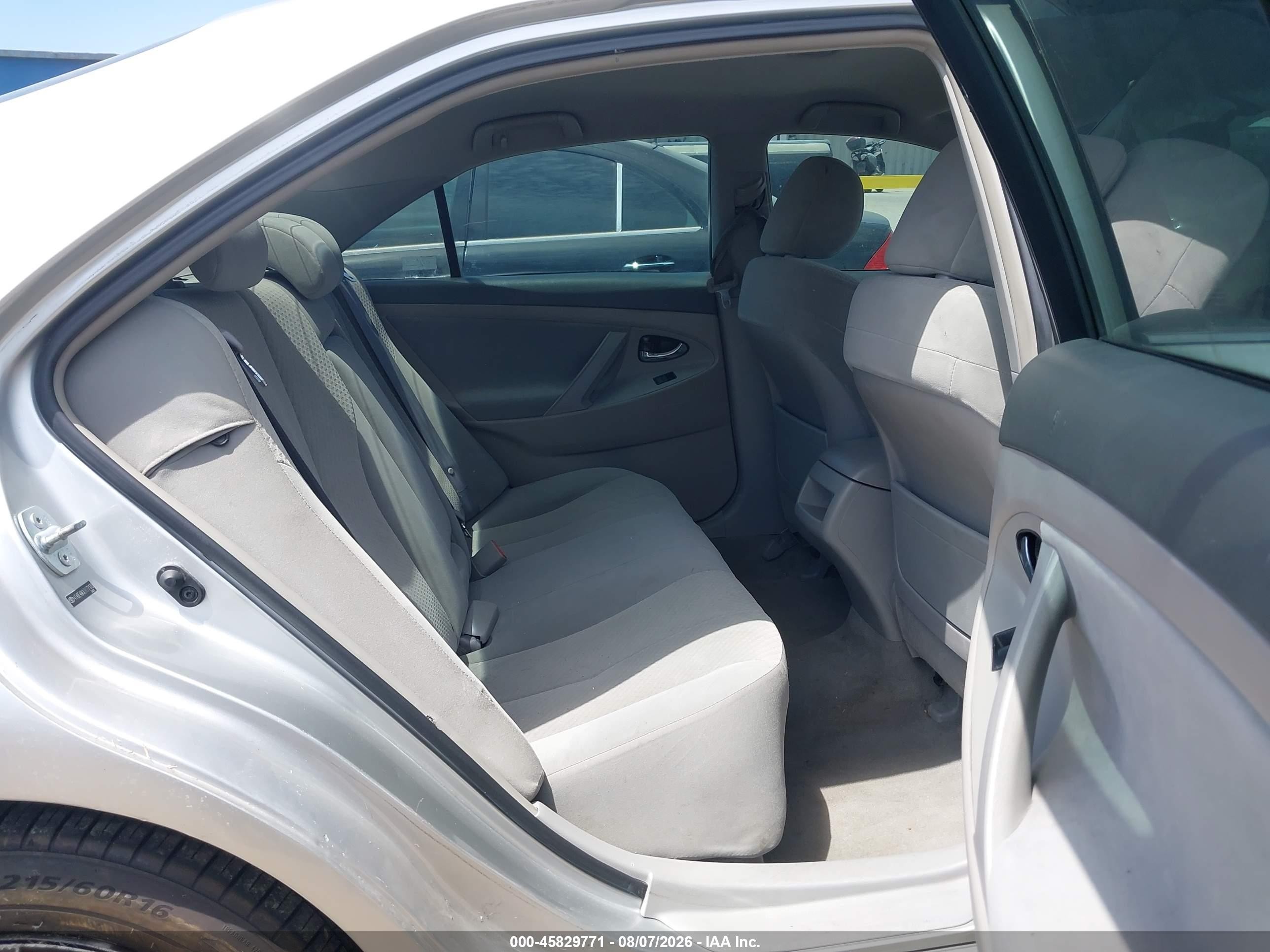 2009 Toyota Camry Le Silver vin: 4T4BE46KX9R077170