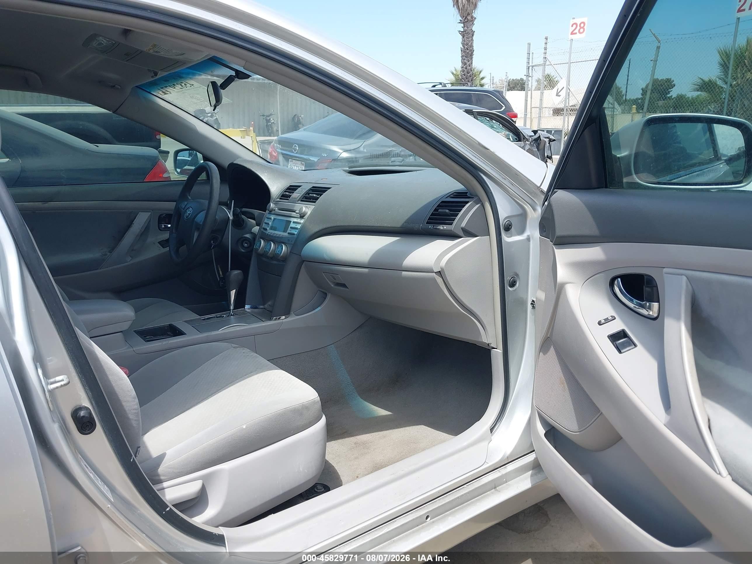 2009 Toyota Camry Le Silver vin: 4T4BE46KX9R077170