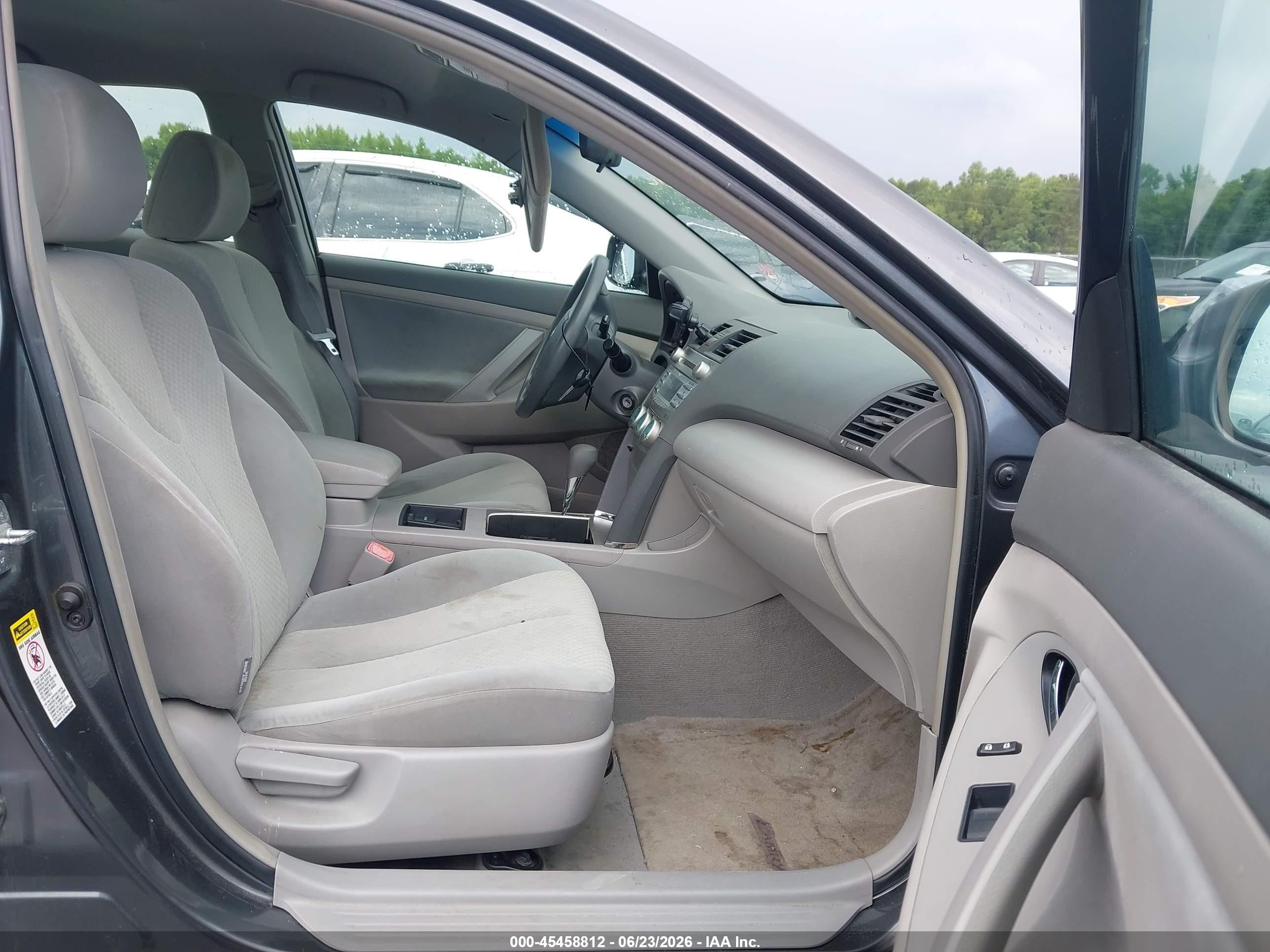 2009 Toyota Camry Le Gray vin: 4T4BE46KX9R093577