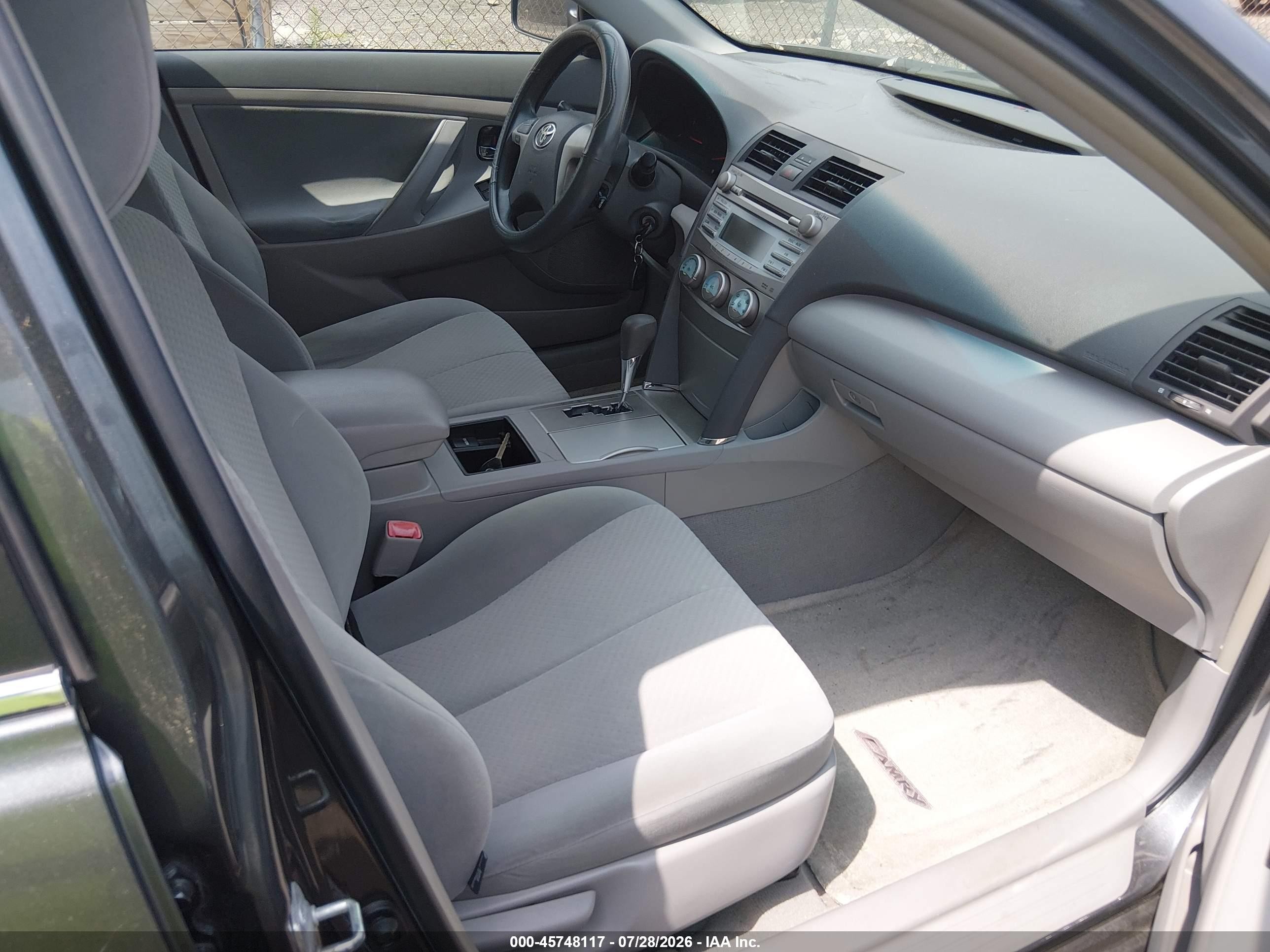 2009 Toyota Camry Le Gray vin: 4T4BE46KX9R112029