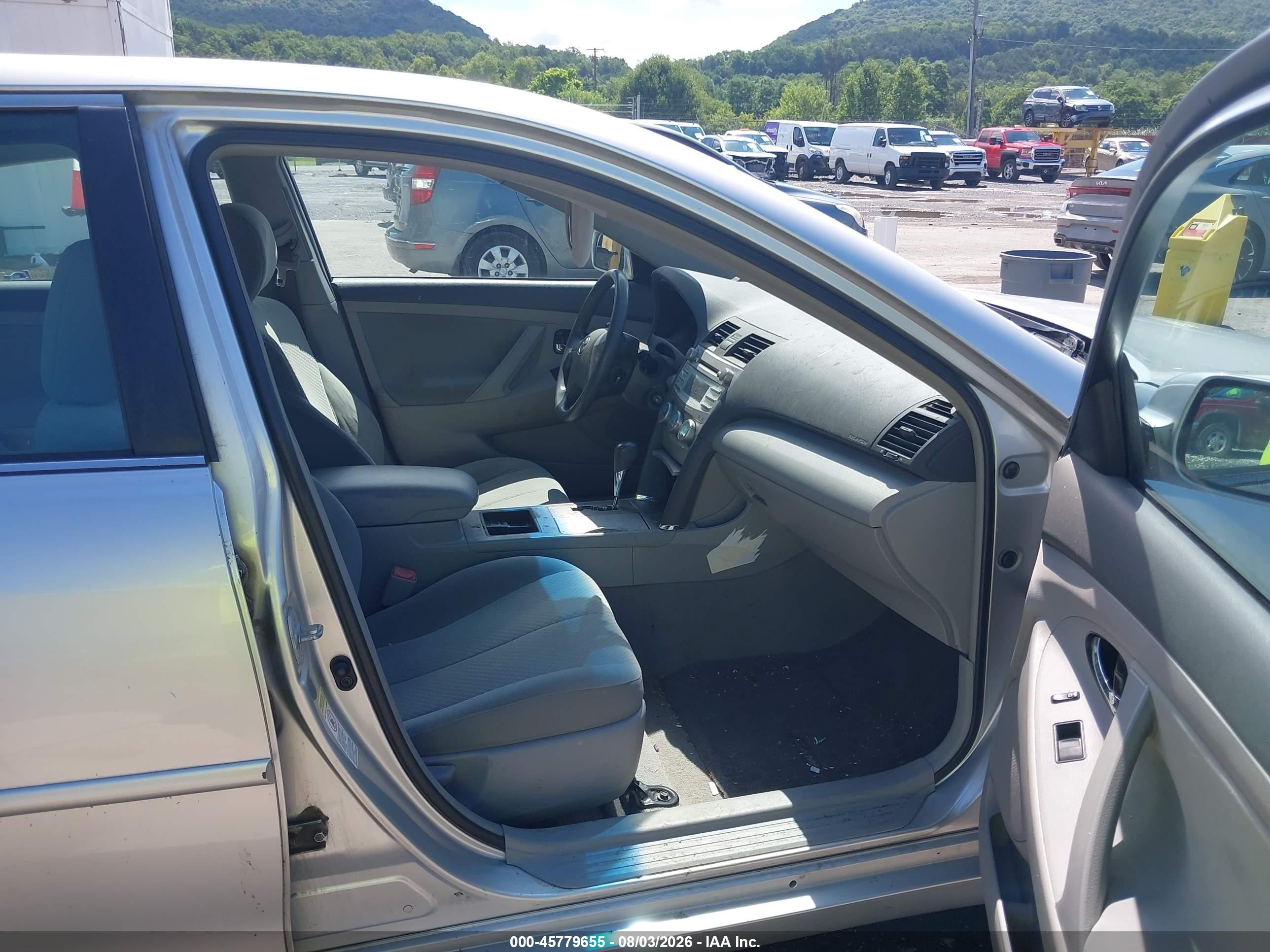 2009 Toyota Camry Le Silver vin: 4T4BE46KX9R112189
