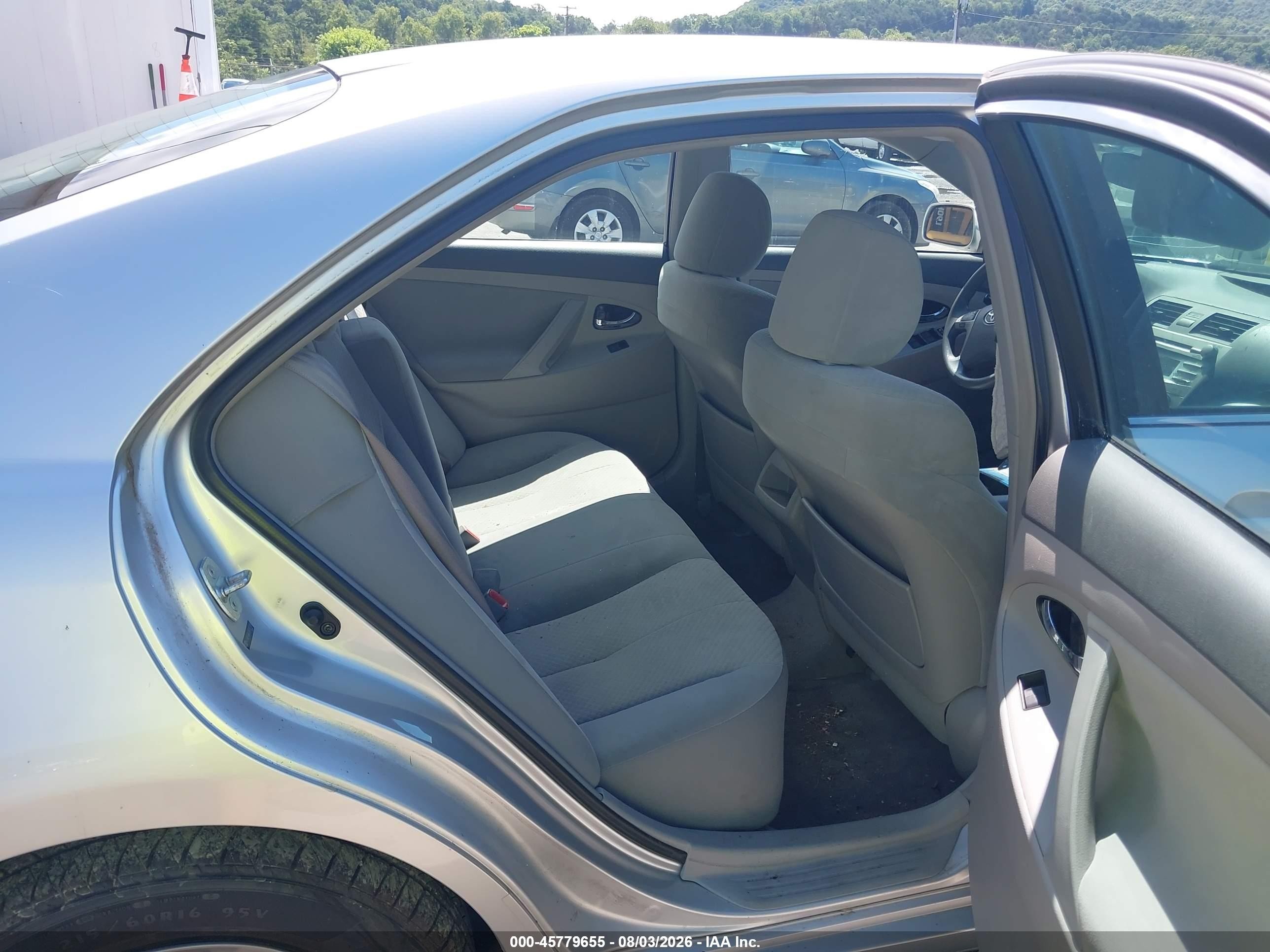 2009 Toyota Camry Le Silver vin: 4T4BE46KX9R112189