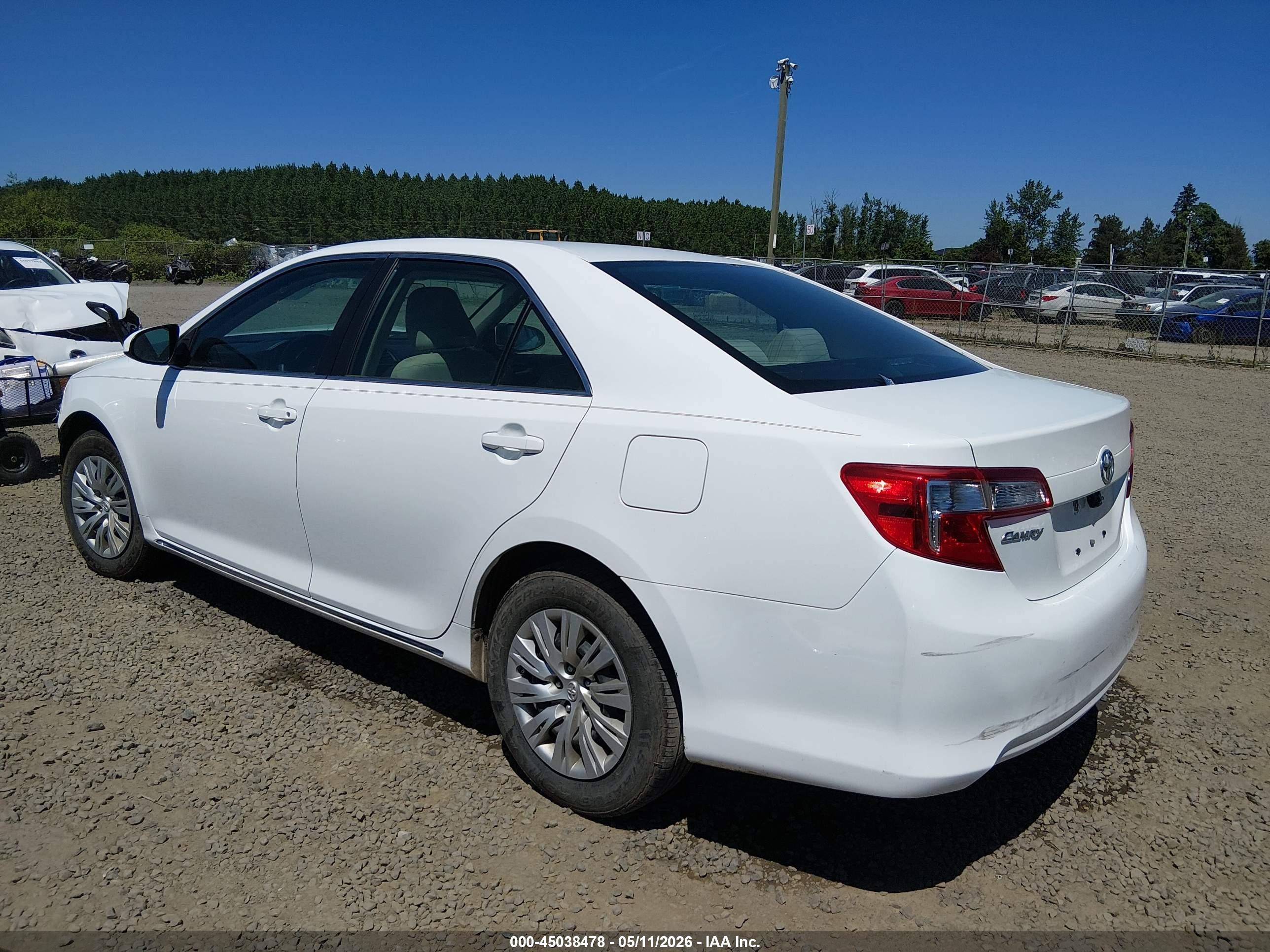2014 Toyota Camry Le White vin: 4T4BF1FK0ER350879