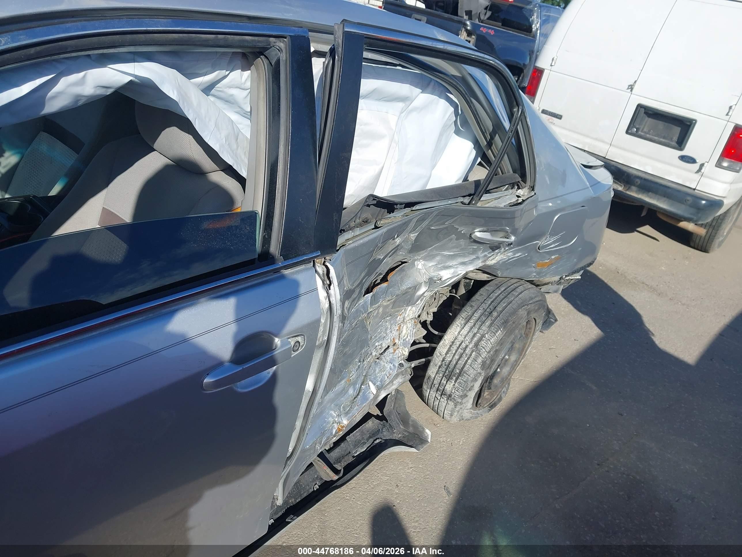 2014 Toyota Camry Le Silver vin: 4T4BF1FK0ER379072