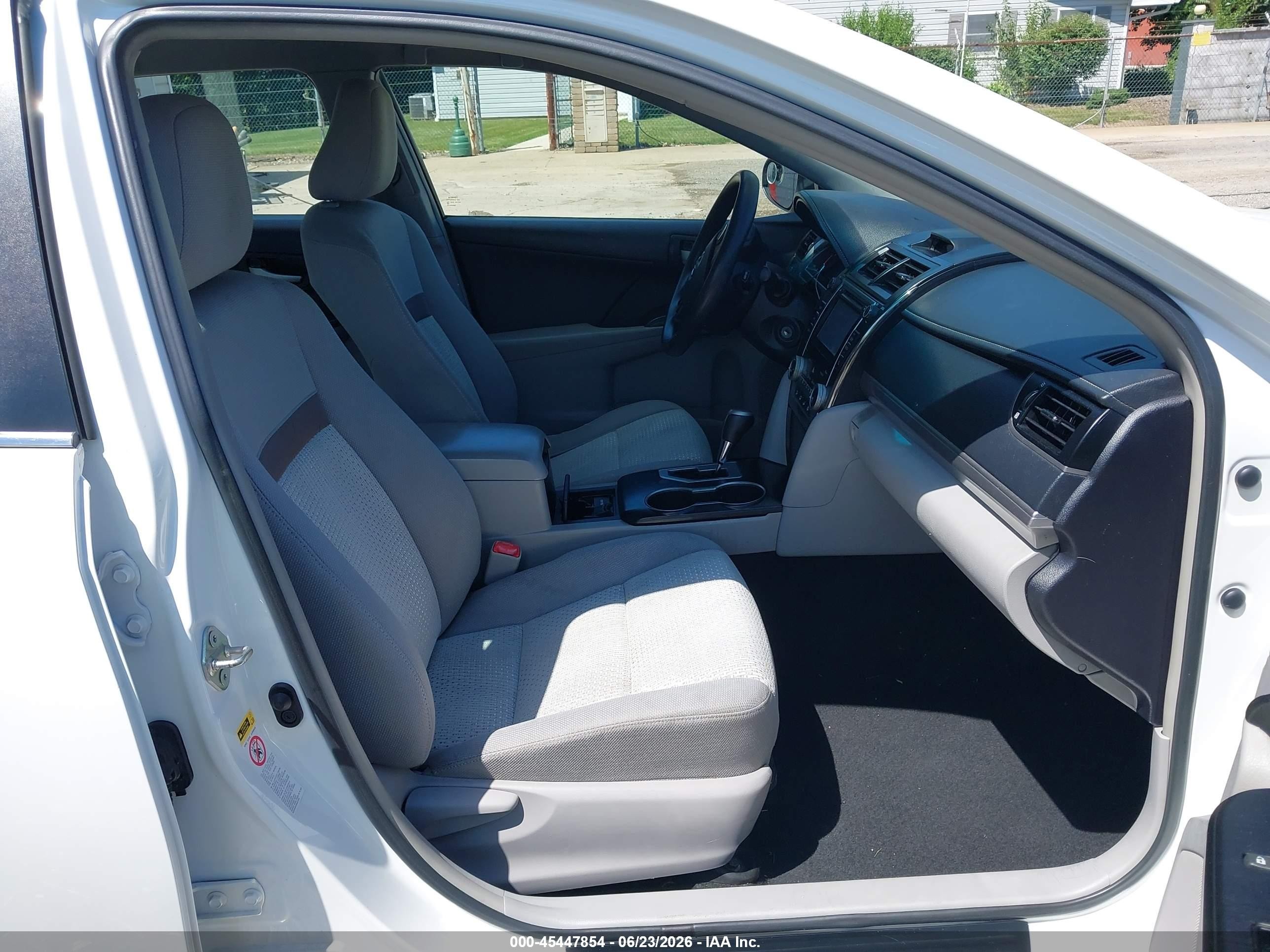 2014 Toyota Camry Le White vin: 4T4BF1FK0ER413320