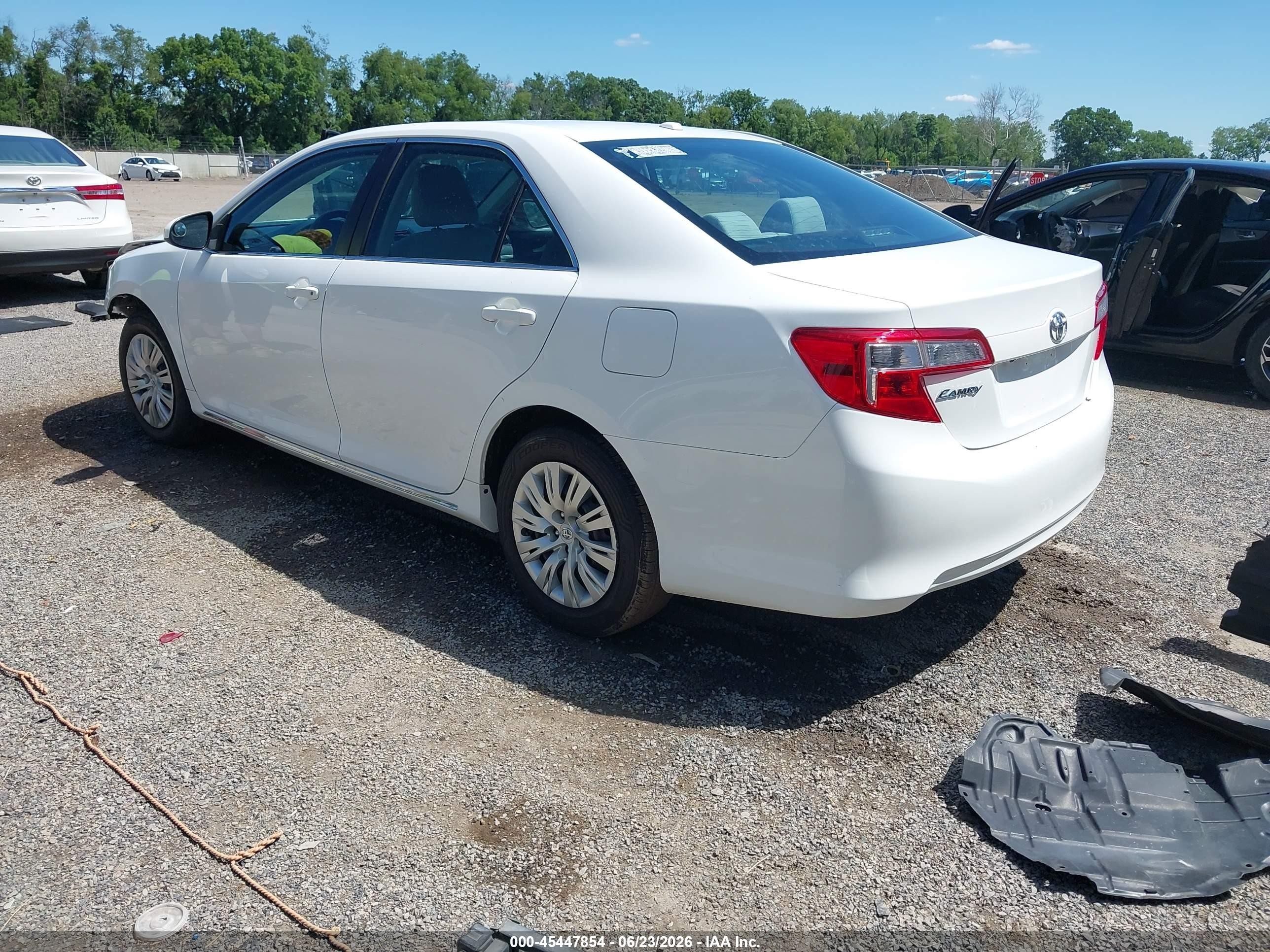 2014 Toyota Camry Le White vin: 4T4BF1FK0ER413320