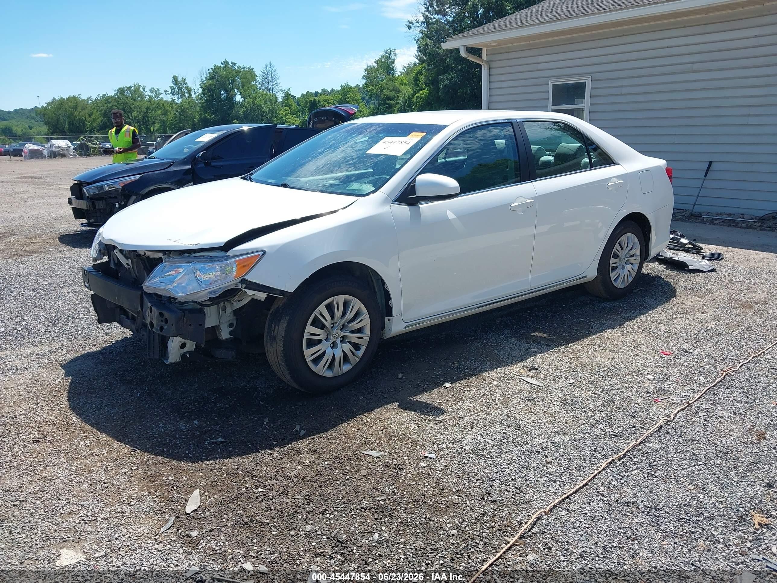 2014 Toyota Camry Le White vin: 4T4BF1FK0ER413320