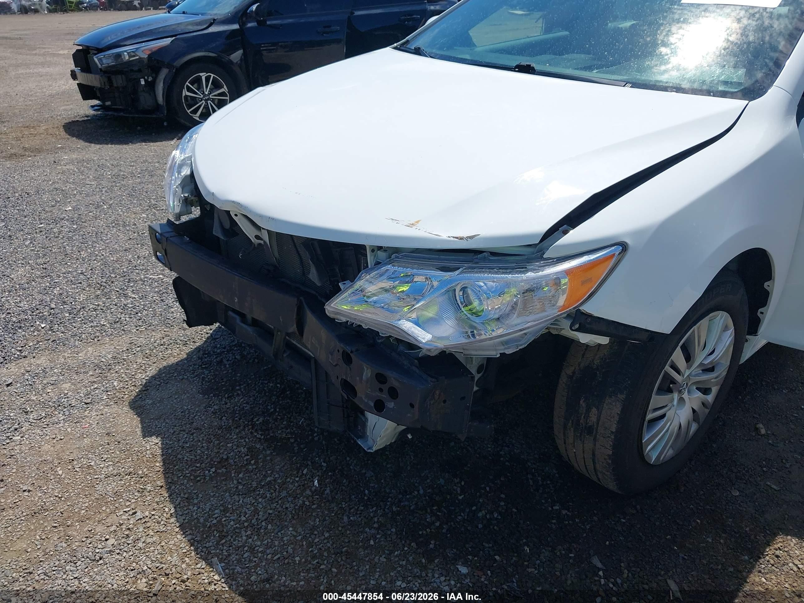 2014 Toyota Camry Le White vin: 4T4BF1FK0ER413320