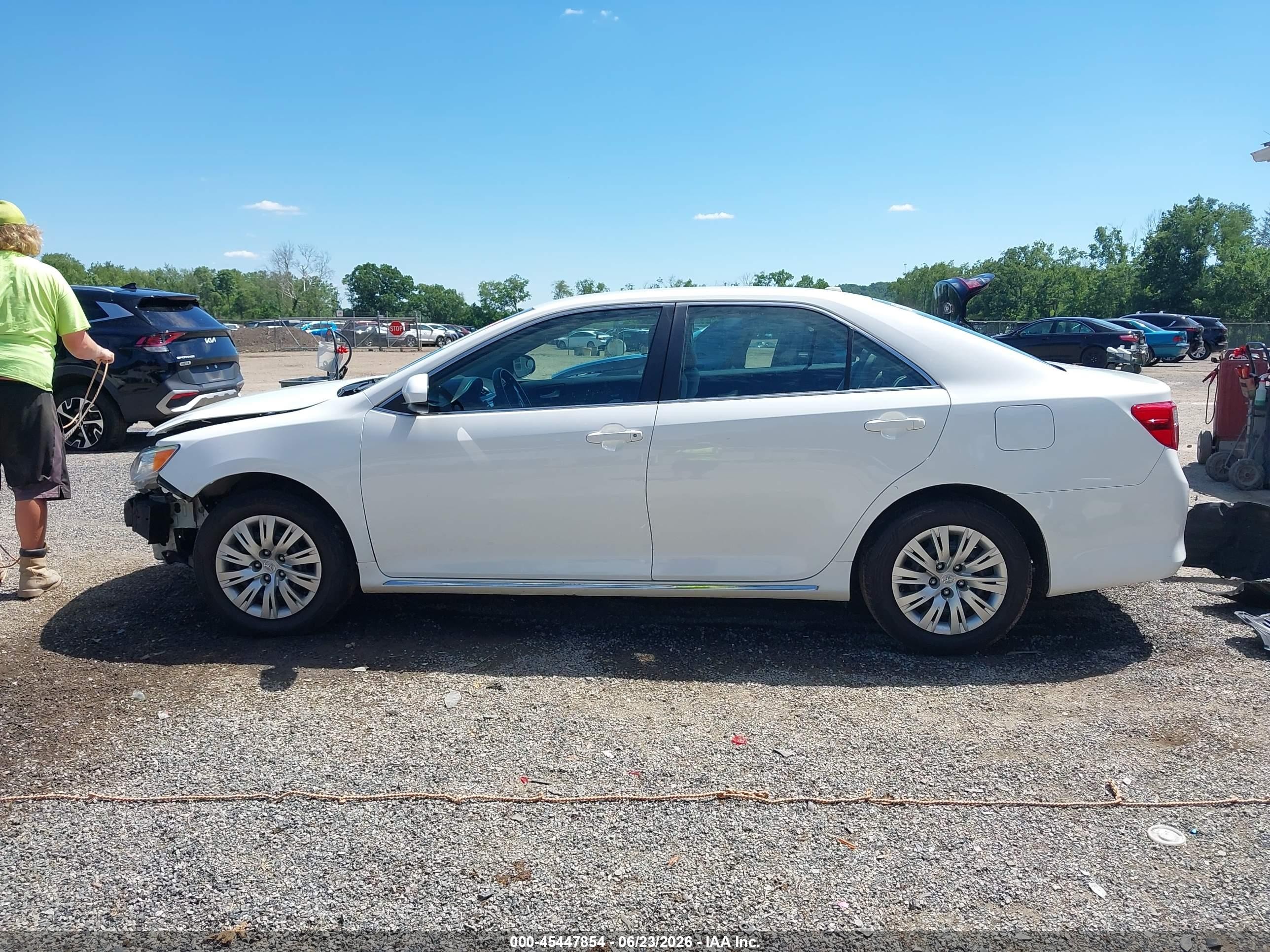 2014 Toyota Camry Le White vin: 4T4BF1FK0ER413320