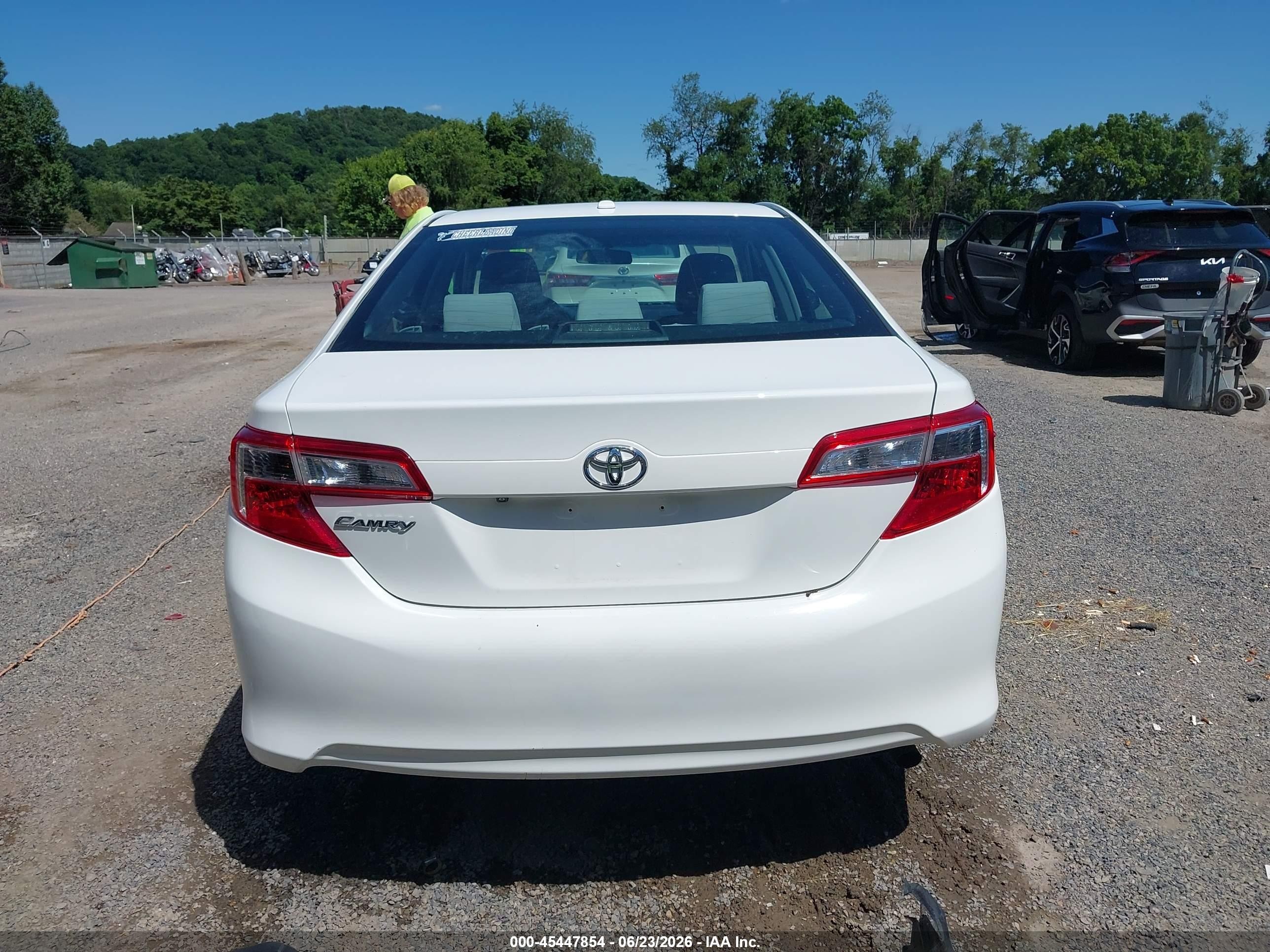 2014 Toyota Camry Le White vin: 4T4BF1FK0ER413320